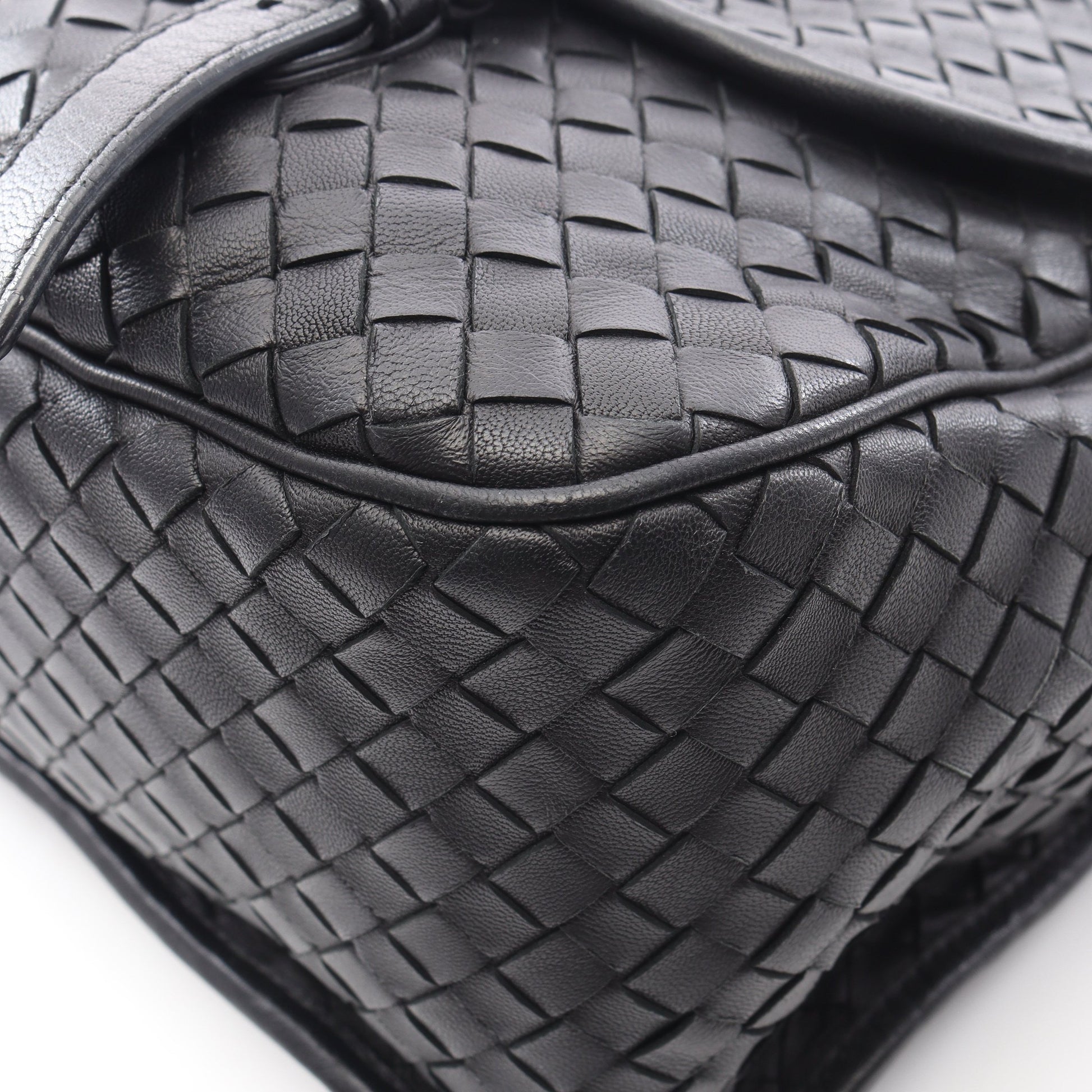 イントレチャート メッセンジャーバッグ ショルダーバッグ レザー ブラック ボッテガヴェネタ バッグ BOTTEGA VENETA