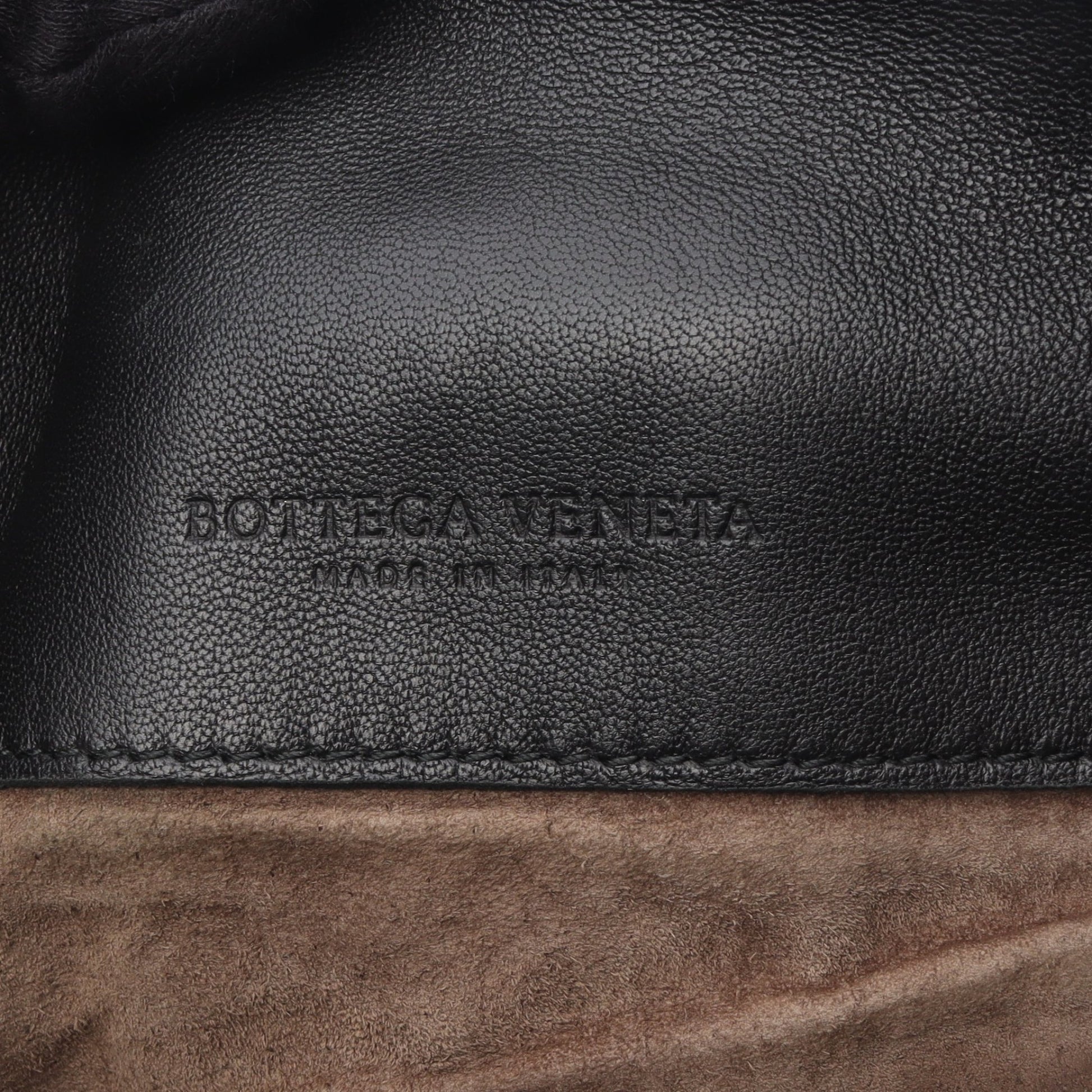 イントレチャート メッセンジャーバッグ ショルダーバッグ レザー ブラック ボッテガヴェネタ バッグ BOTTEGA VENETA