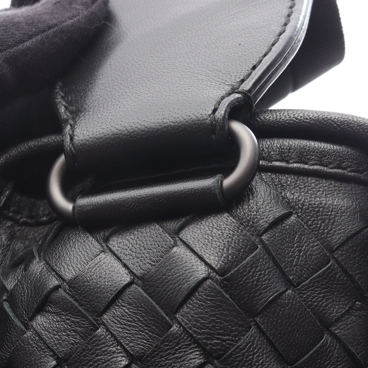 イントレチャート メッセンジャーバッグ ショルダーバッグ レザー ブラック ボッテガヴェネタ バッグ BOTTEGA VENETA