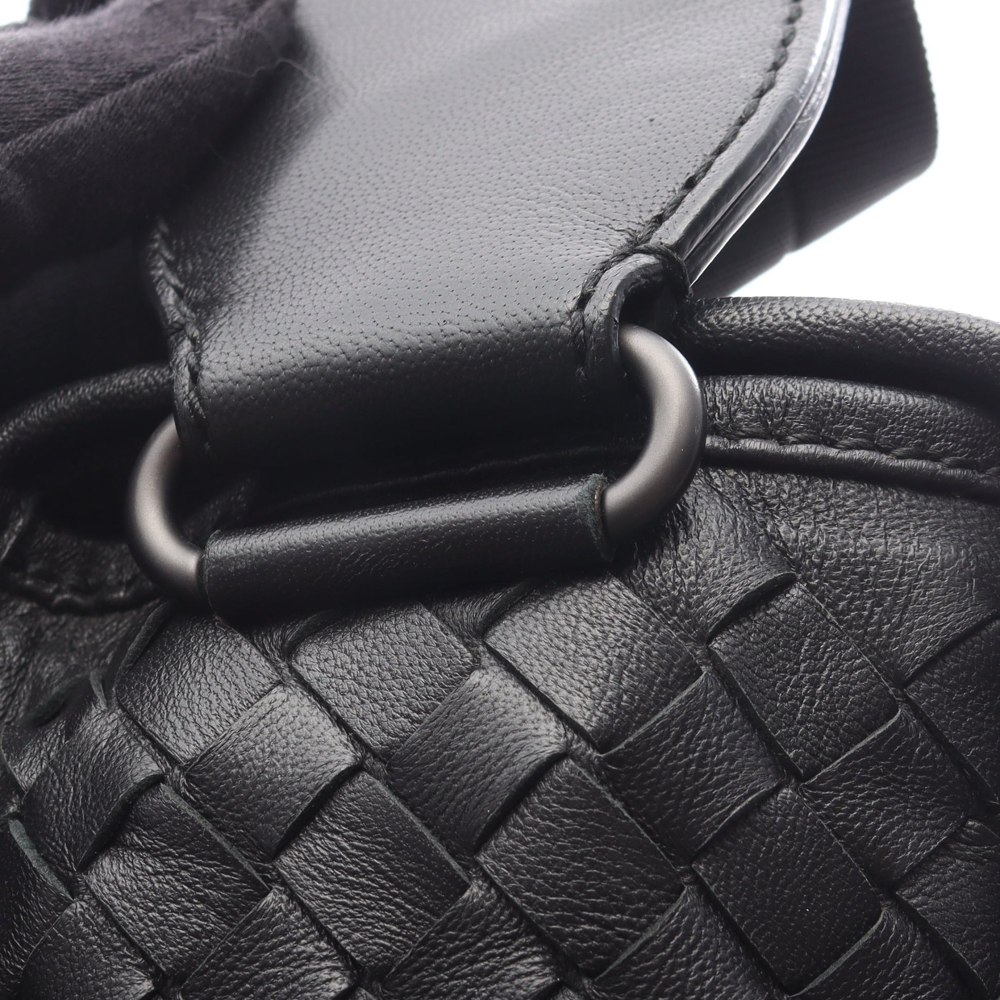 イントレチャート メッセンジャーバッグ ショルダーバッグ レザー ブラック ボッテガヴェネタ バッグ BOTTEGA VENETA