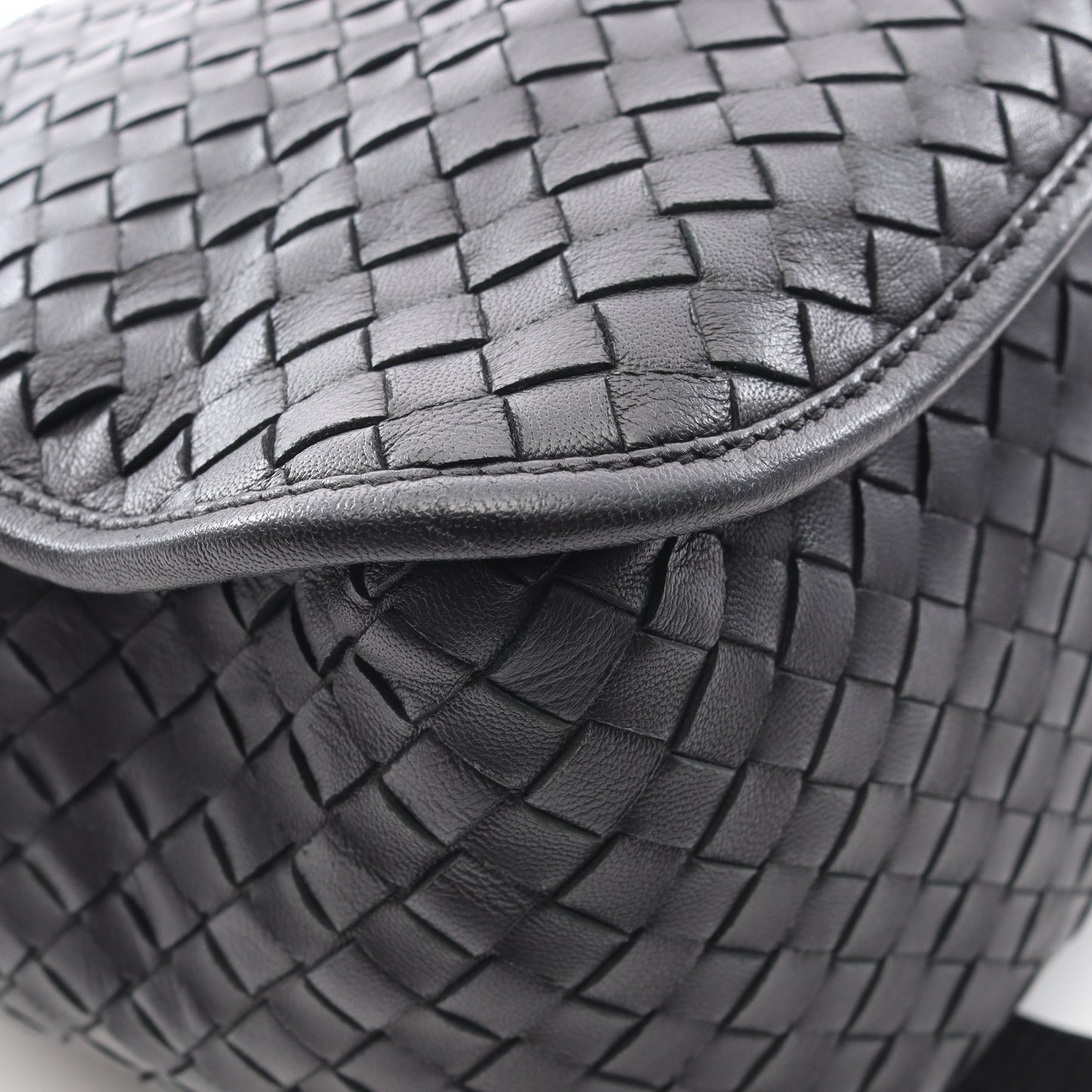 イントレチャート メッセンジャーバッグ ショルダーバッグ レザー ブラック ボッテガヴェネタ バッグ BOTTEGA VENETA