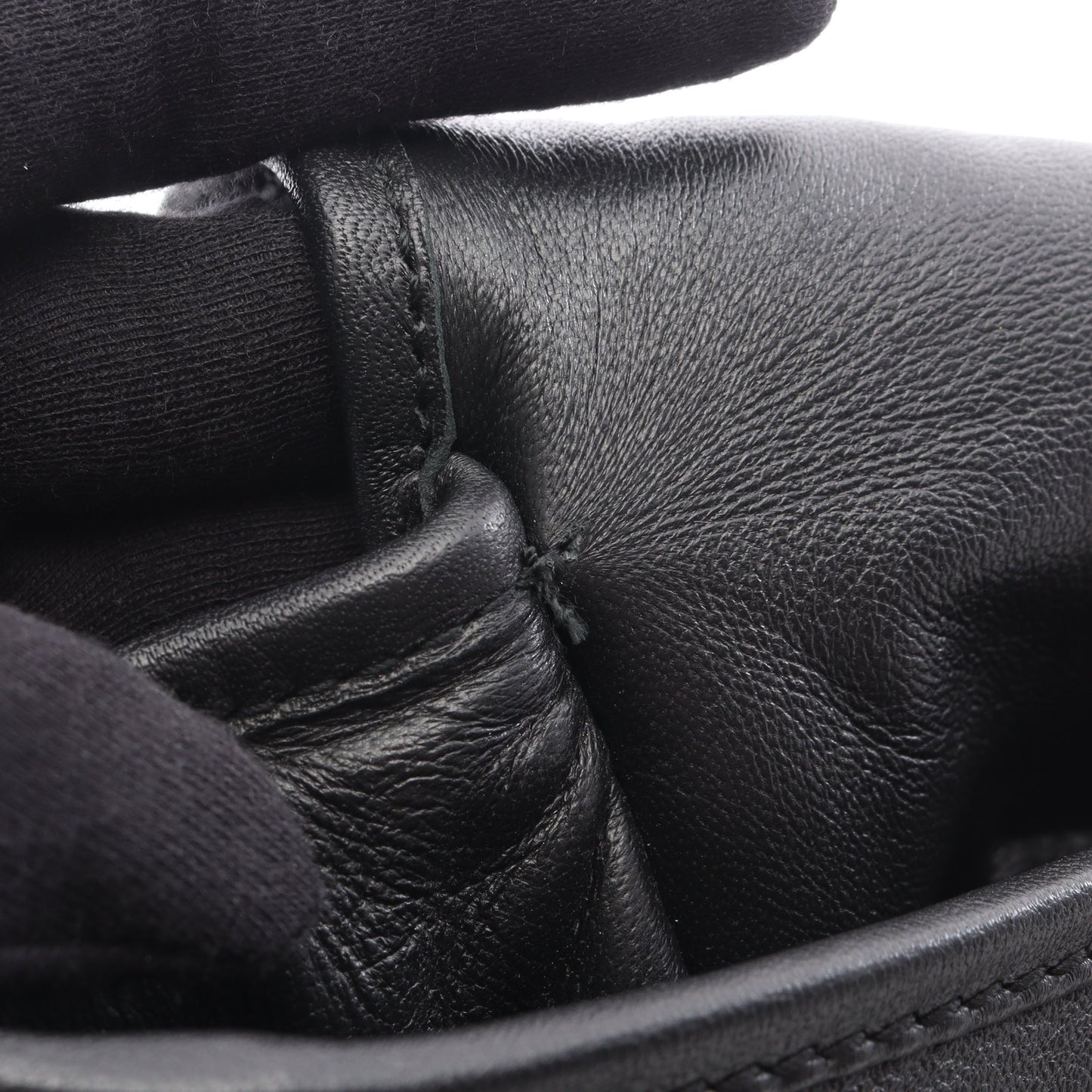 イントレチャート メッセンジャーバッグ ショルダーバッグ レザー ブラック ボッテガヴェネタ バッグ BOTTEGA VENETA