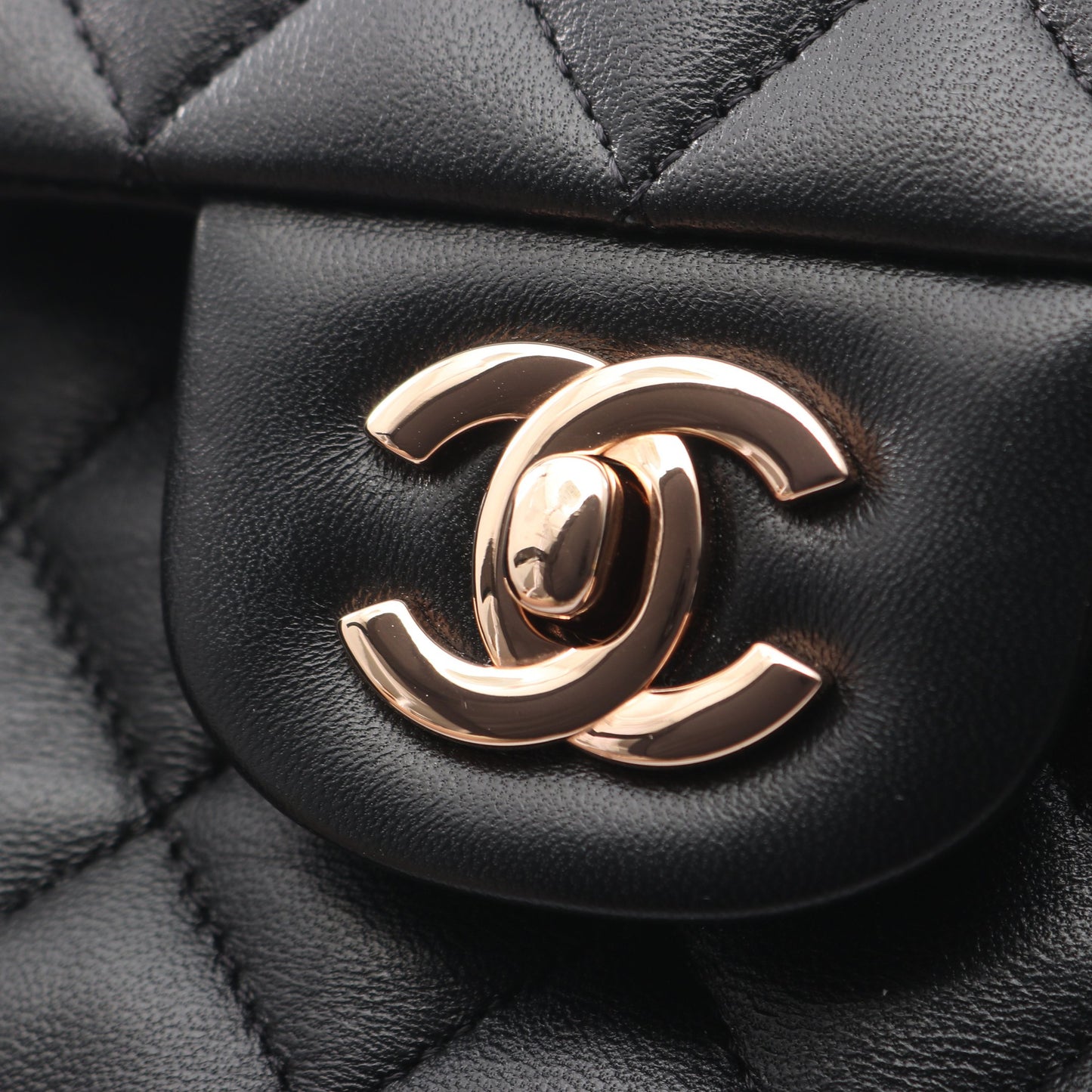 マトラッセ Wフラップ ピンクゴールド金具 Wチェーンショルダーバッグ ラムスキン ブラック シャネル バッグ CHANEL
