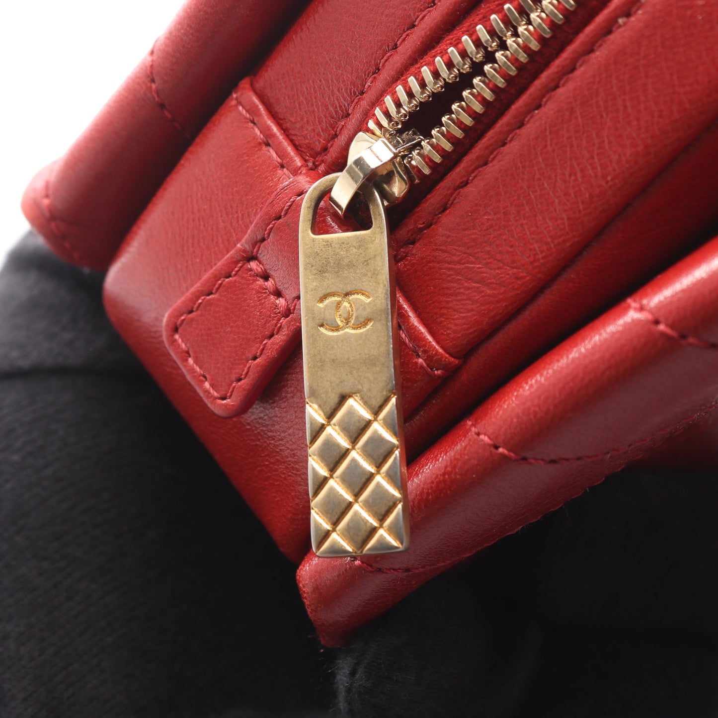 シェブロン Vステッチ チェーンショルダーバッグ レザー レッド ゴールド金具 シャネル バッグ CHANEL