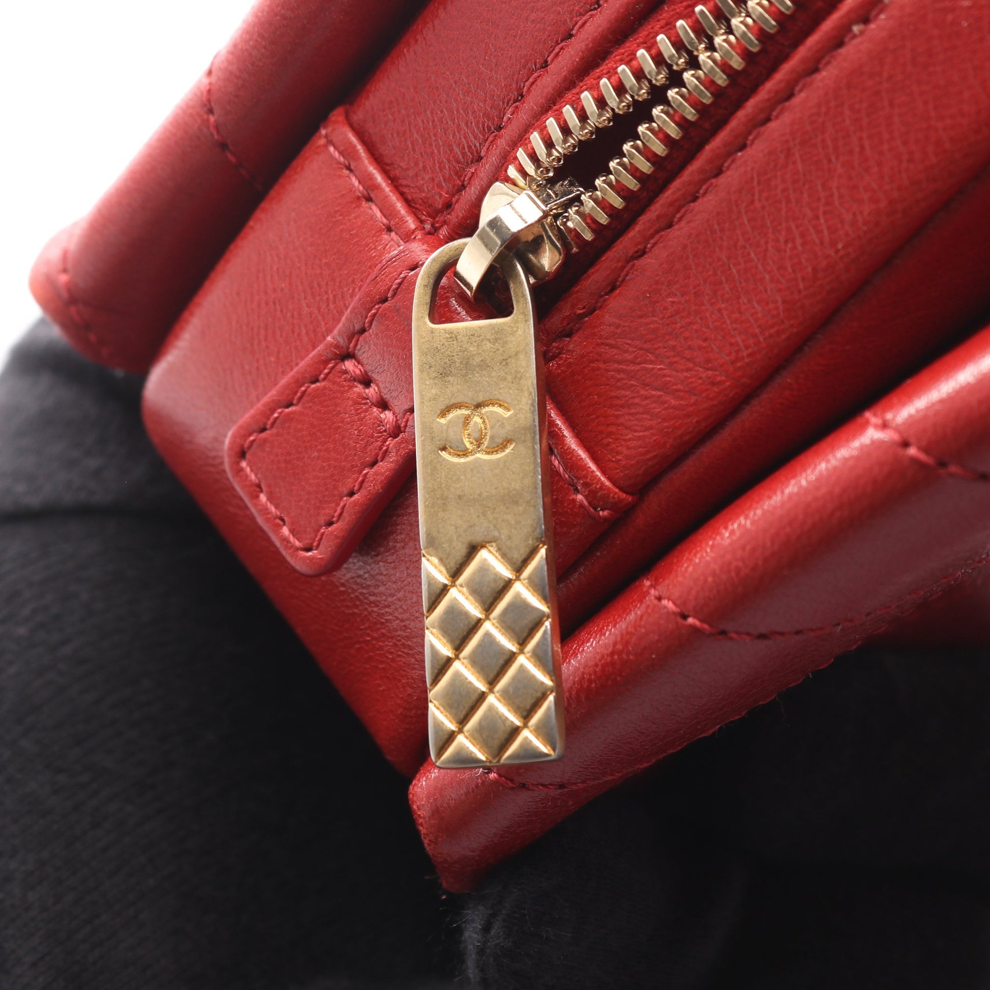 シェブロン Vステッチ チェーンショルダーバッグ レザー レッド ゴールド金具 シャネル バッグ CHANEL