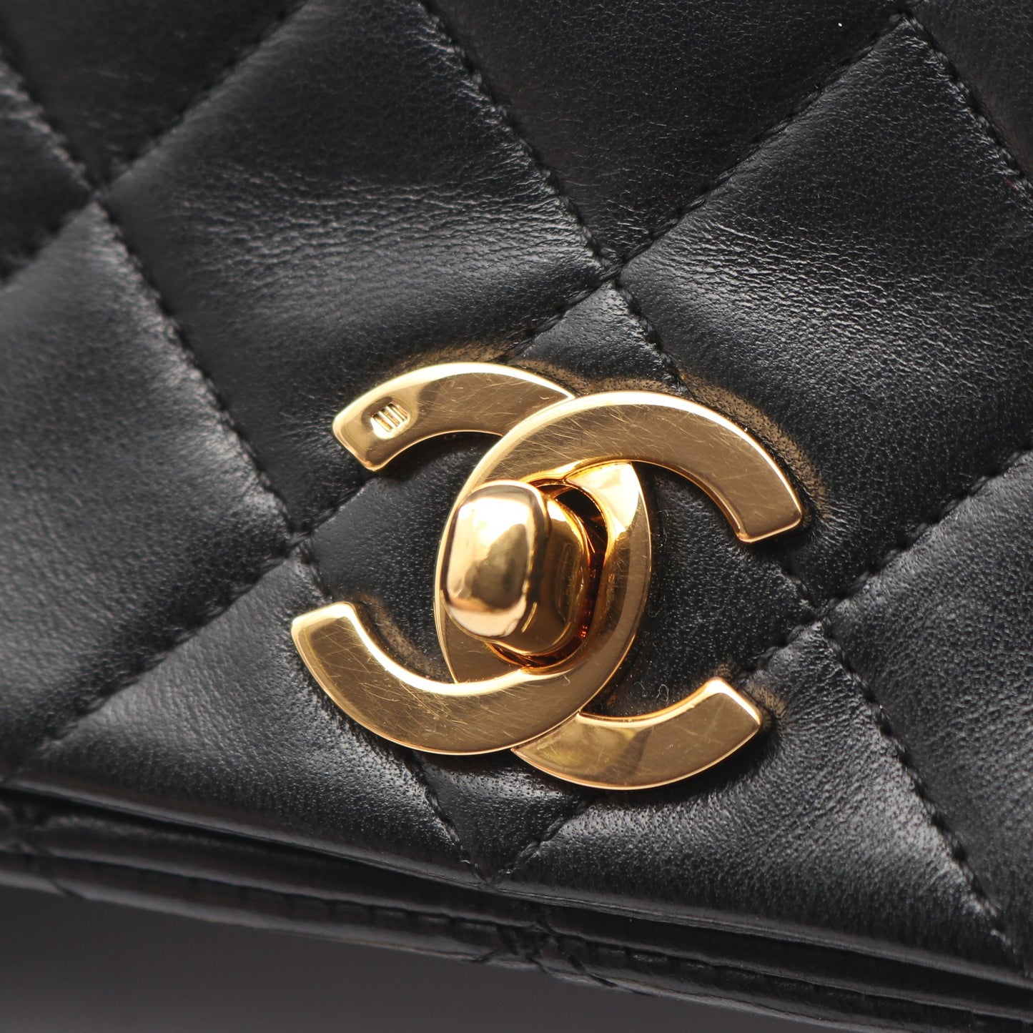 マトラッセ フルフラップ チェーンショルダーバッグ ラムスキン ブラック ゴールド金具 シャネル バッグ CHANEL
