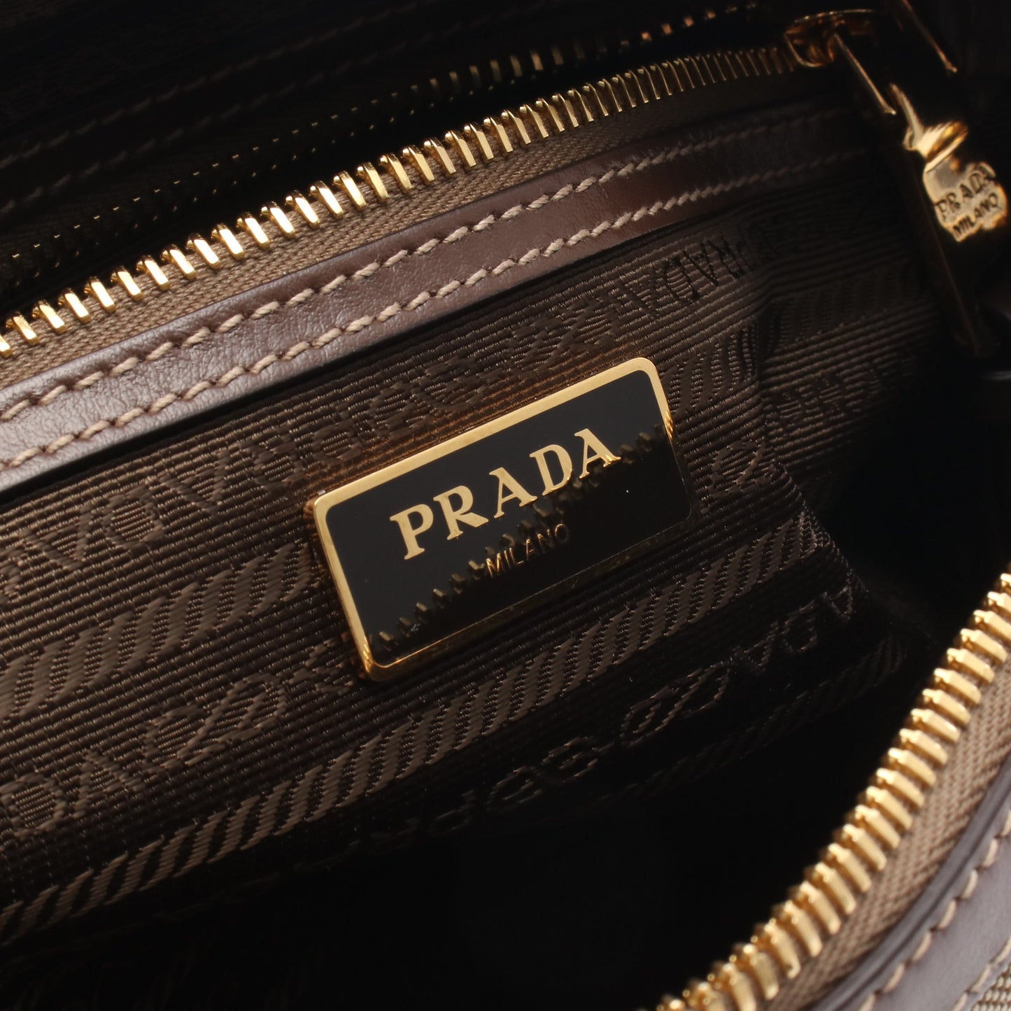 LOGO JACQUARD ショルダーバッグ キャンバス レザー グレーブラウン ダークブラウン プラダ バッグ PRADA