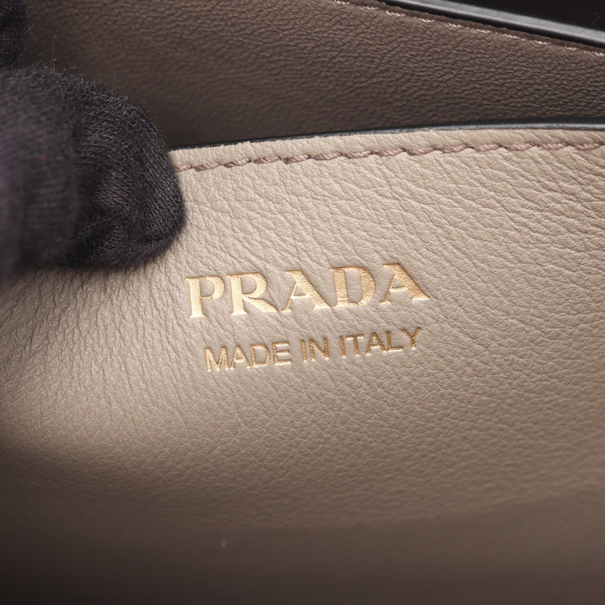 バックル ミディアム 2WAY ハンドバッグ トートバッグ レザー グレーベージュ プラダ バッグ PRADA