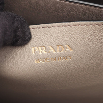バックル ミディアム 2WAY ハンドバッグ トートバッグ レザー グレーベージュ プラダ バッグ PRADA
