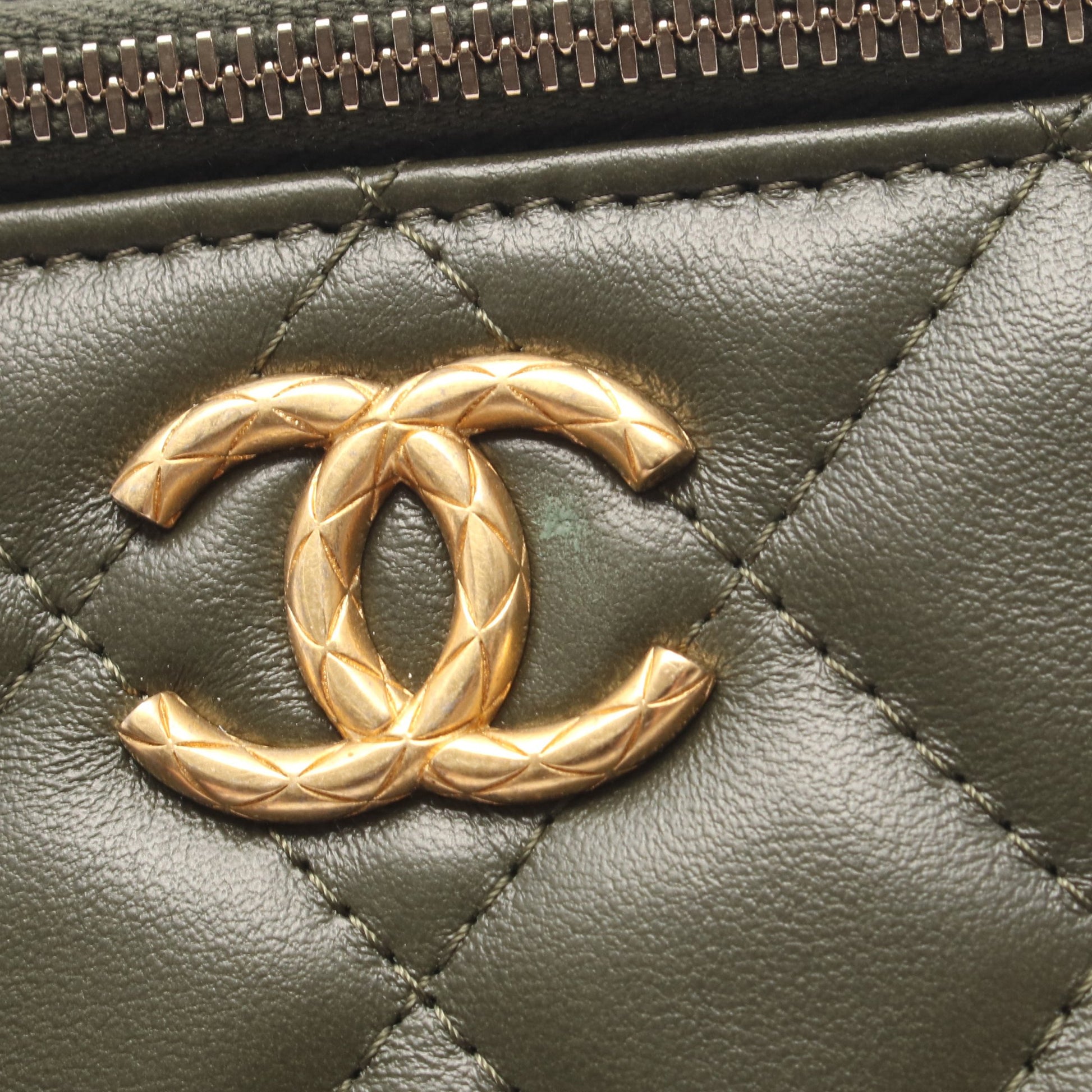 マトラッセ バニティ チェーンショルダーバッグ ラムスキン カーキグリーン ゴールド金具 シャネル バッグ CHANEL