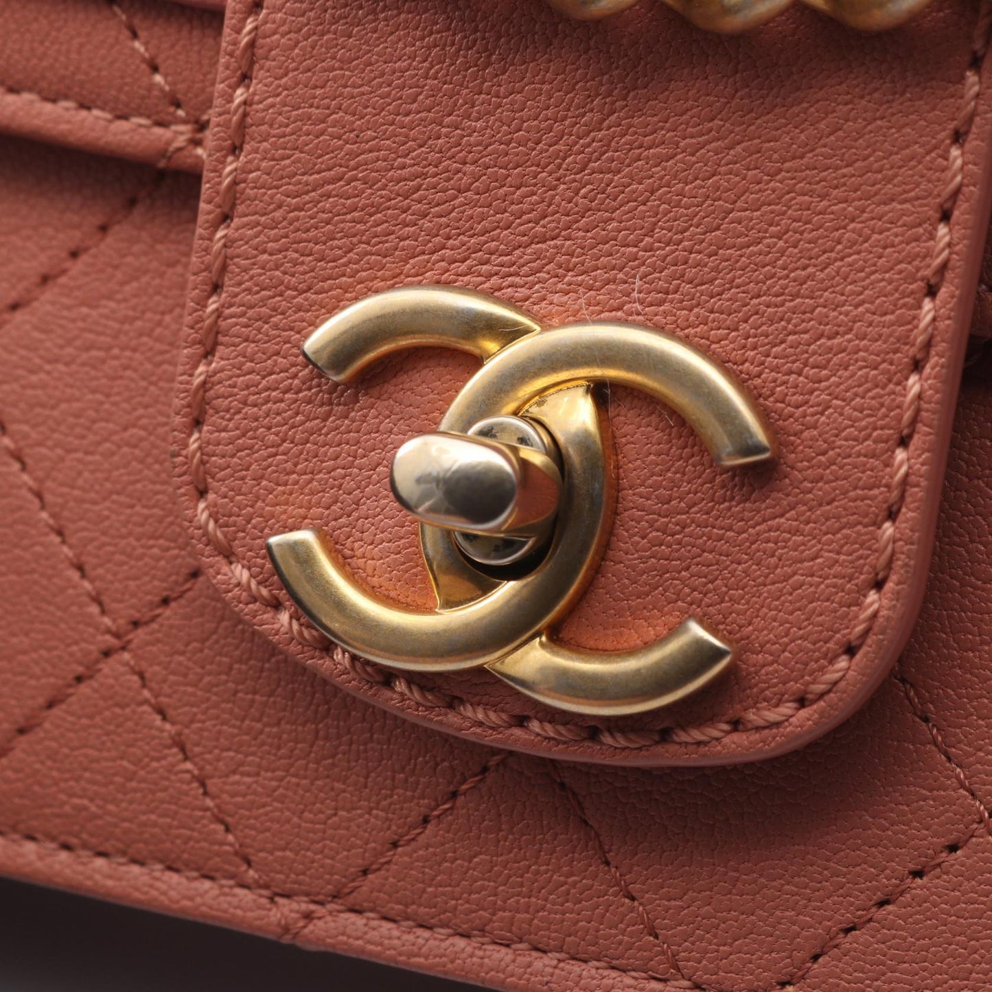 マトラッセ チェーンショルダーバッグ レザー ピンク ゴールド金具 シャネル バッグ CHANEL