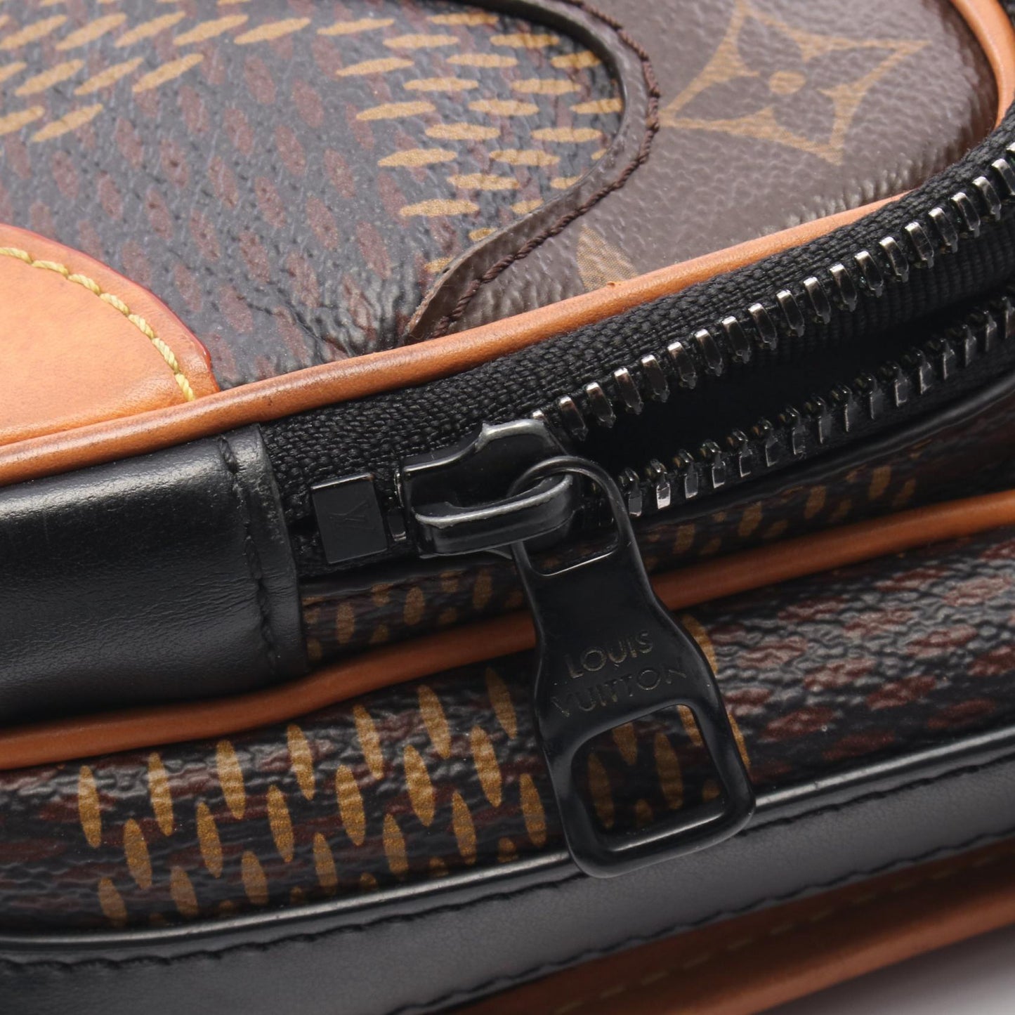 LOUIS VUITTON × NIGO アマゾン メッセンジャー ダミエエベヌジャイアント モノグラム ショルダーバッグ PVC レザー ブラウン ブラック ルイヴィトン バッグ LOUIS VUITTON