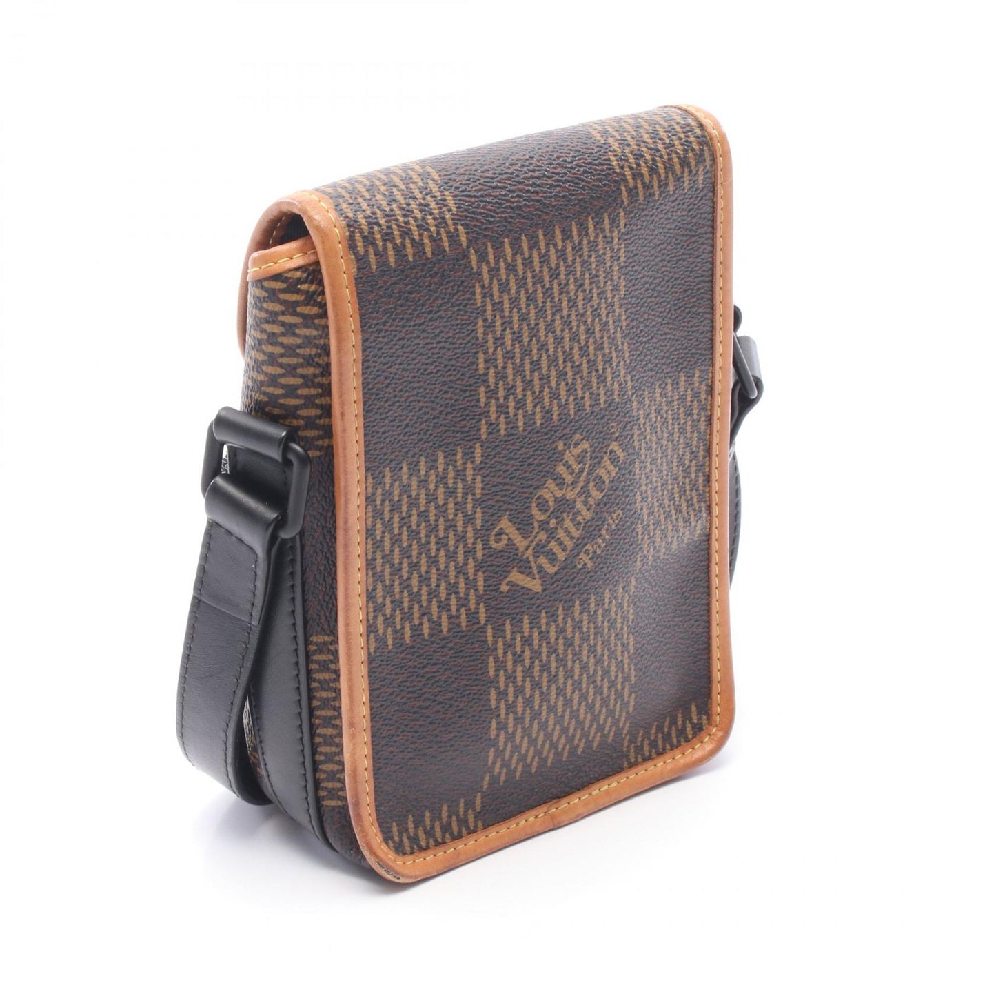 LOUIS VUITTON × NIGO アマゾン メッセンジャー ダミエエベヌジャイアント モノグラム ショルダーバッグ PVC レザー ブラウン ブラック ルイヴィトン バッグ LOUIS VUITTON