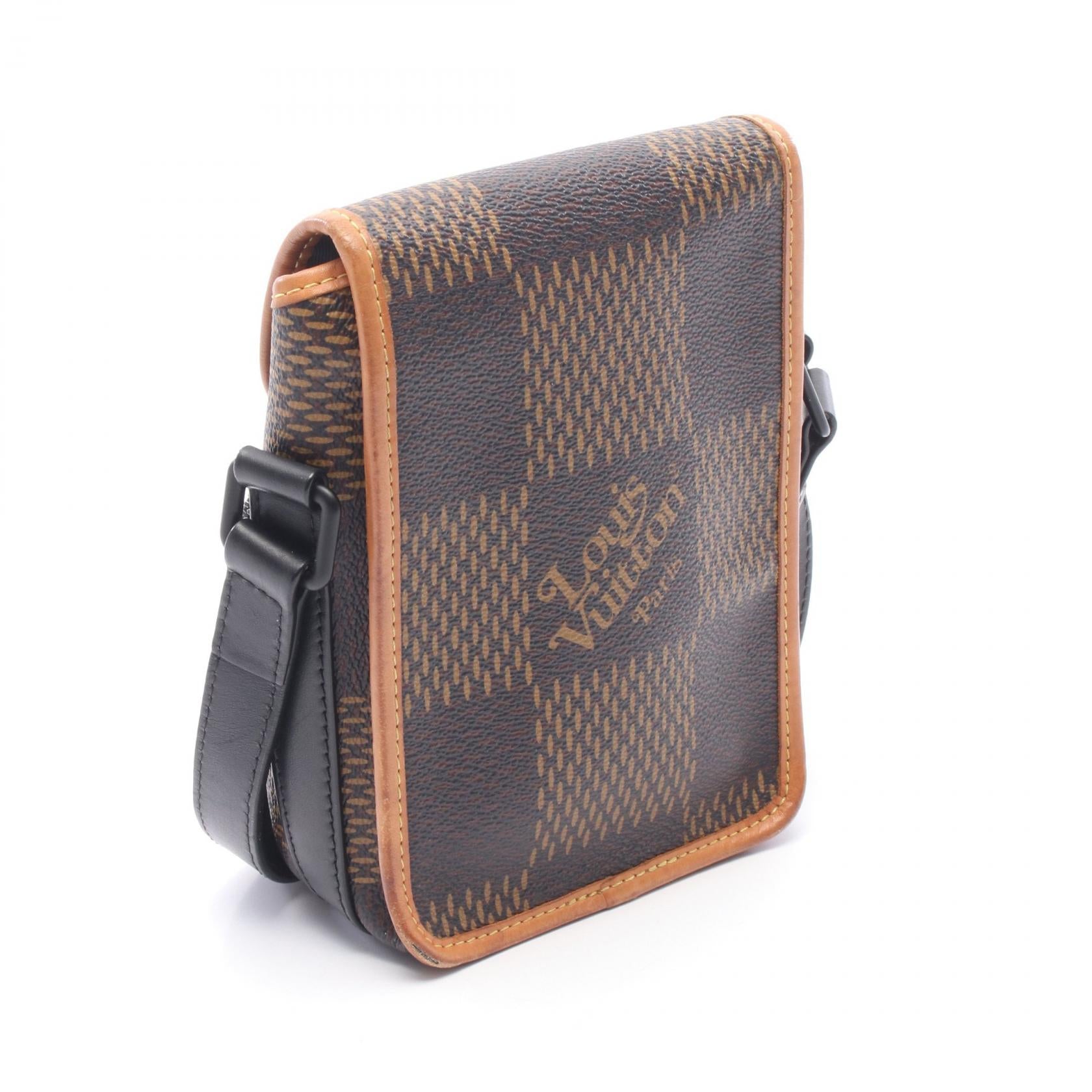 LOUIS VUITTON × NIGO アマゾン メッセンジャー ダミエエベヌジャイアント モノグラム ショルダーバッグ PVC レザー ブラウン ブラック ルイヴィトン バッグ LOUIS VUITTON