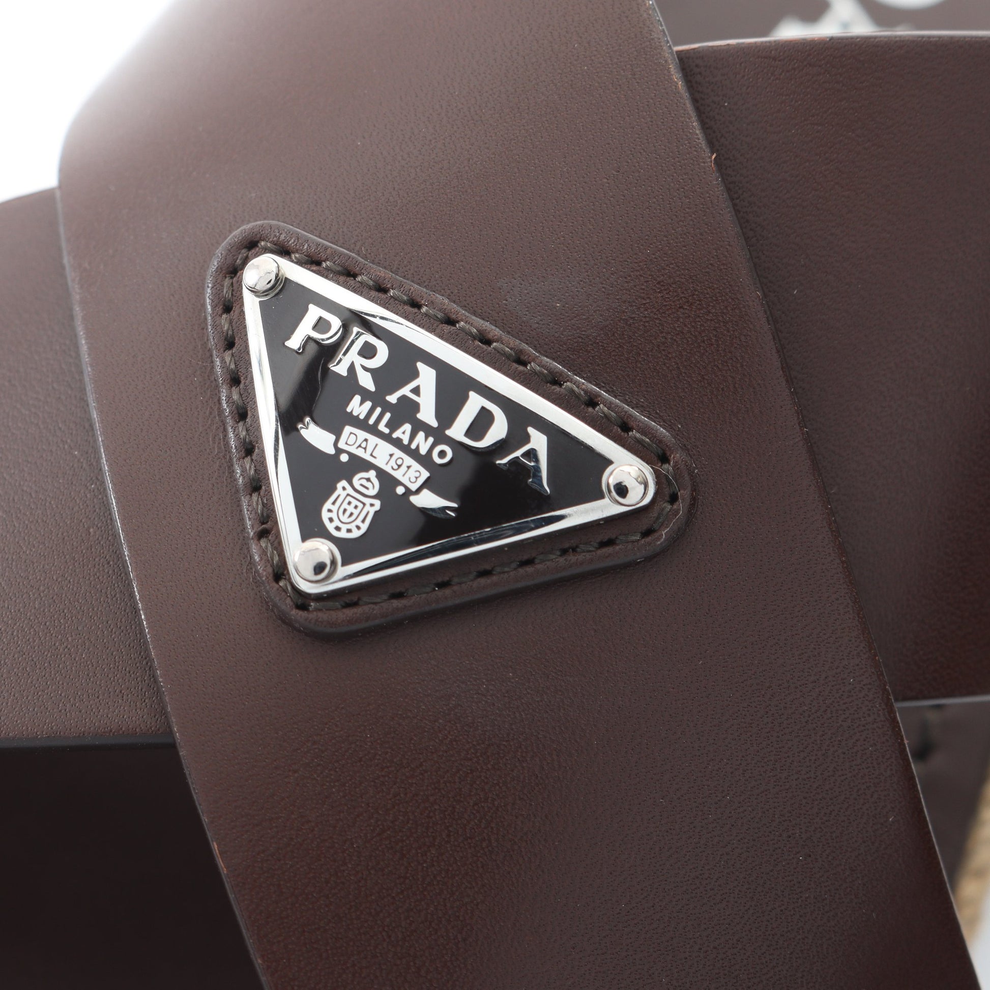 トライアングルロゴ クリスクロス スライドサンダル レザー ダークブラウン プラダ シューズ PRADA
