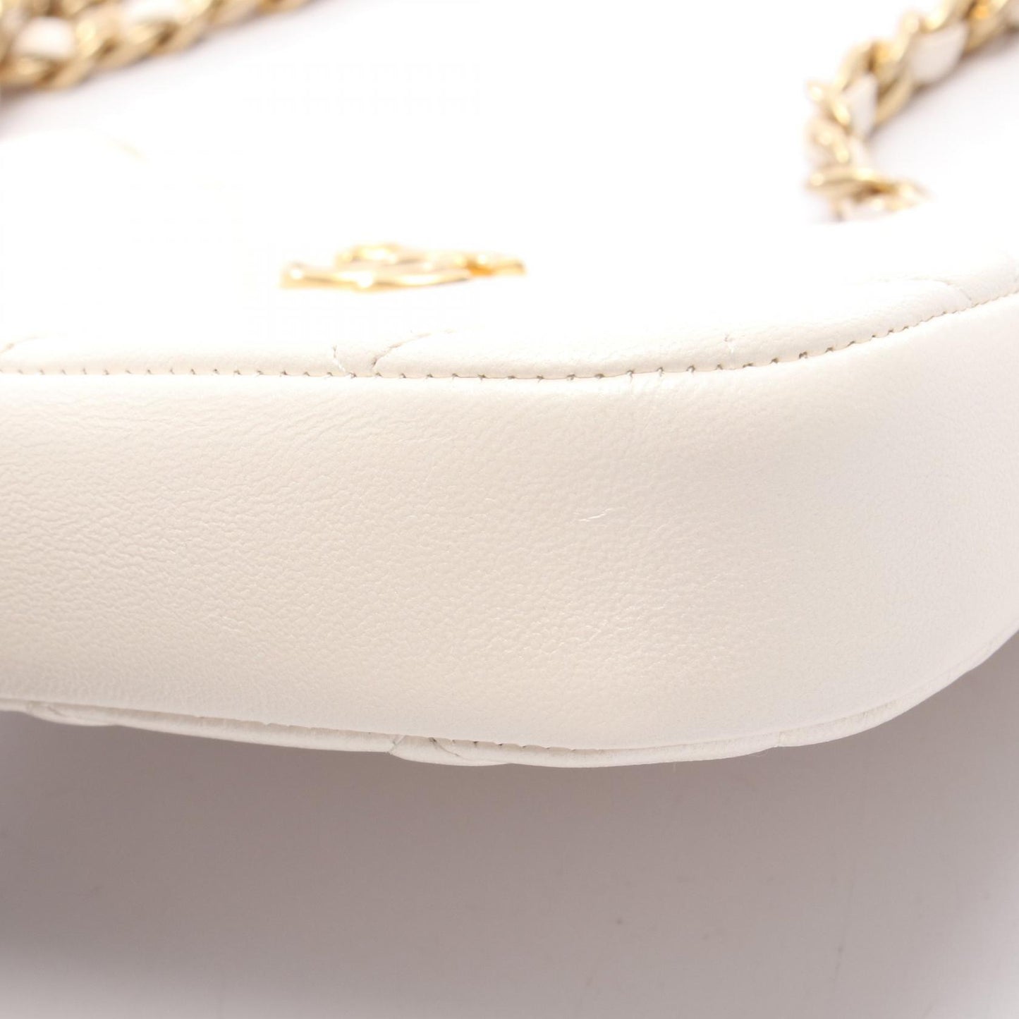 マトラッセ スモール チェーンショルダーバッグ ラムスキン ホワイト ゴールド金具 シャネル バッグ CHANEL