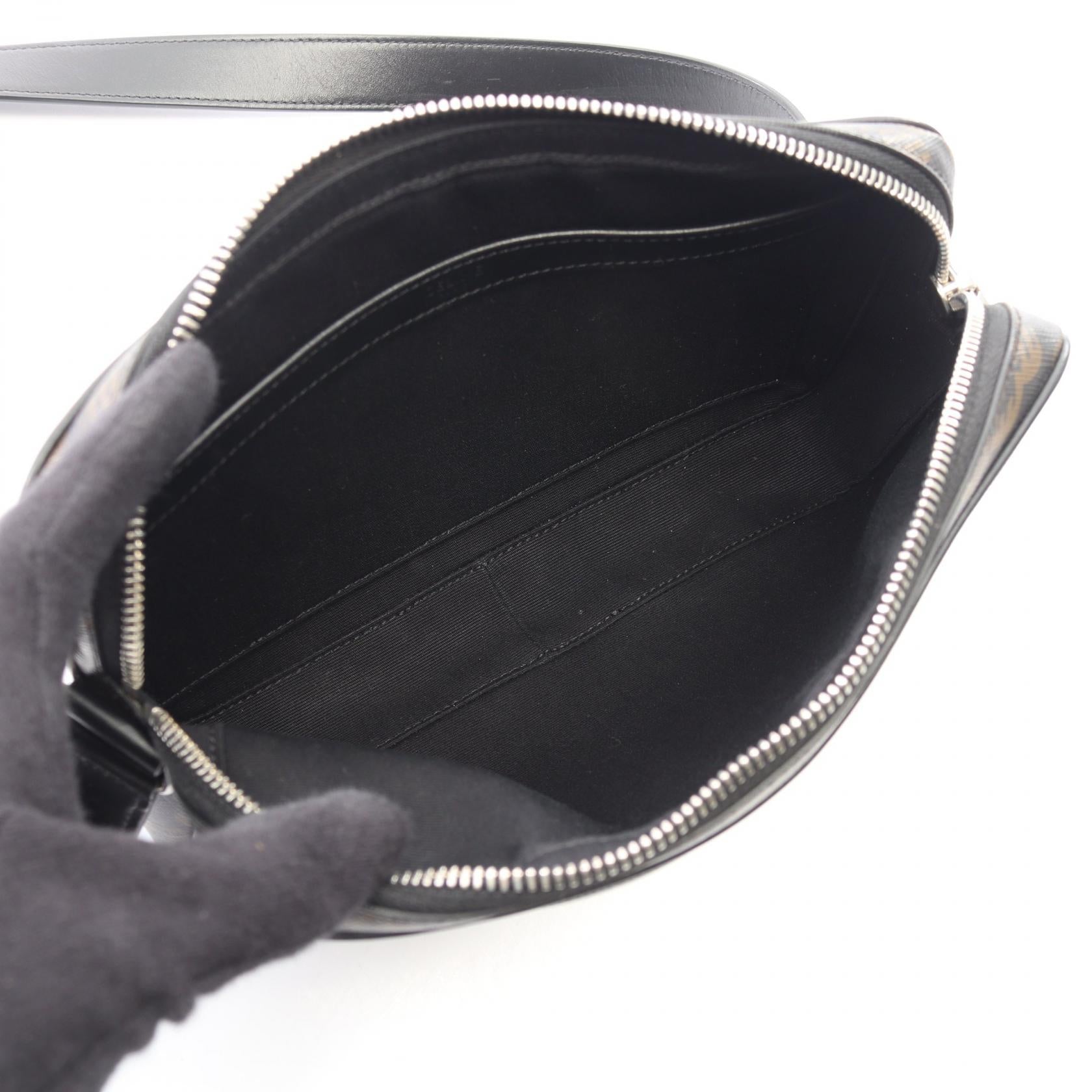 トリオンフ ミディアム メッセンジャーバッグ ショルダーバッグ PVC レザー ブラック セリーヌ バッグ CELINE