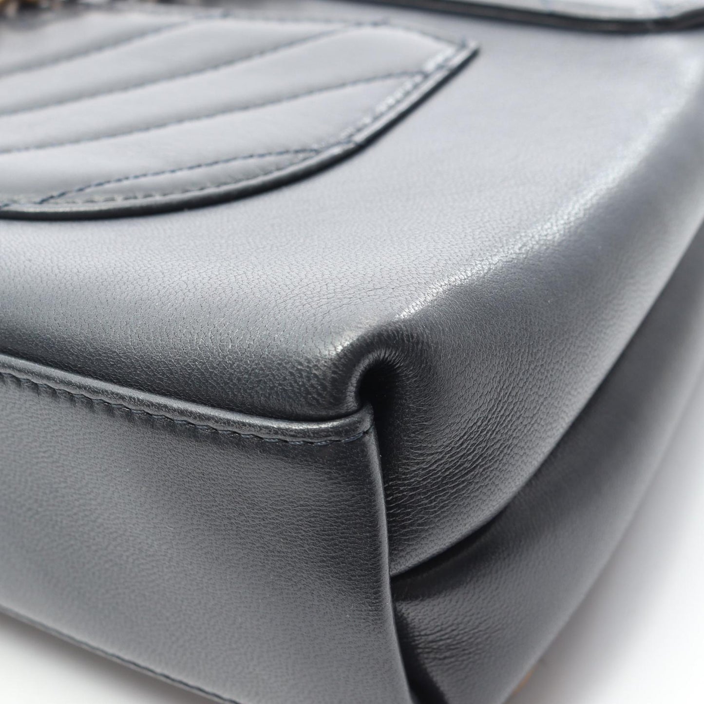 トップハンドル Vステッチ 2WAY チェーンショルダーバッグ ラムスキン ネイビー ゴールド金具 シャネル バッグ CHANEL