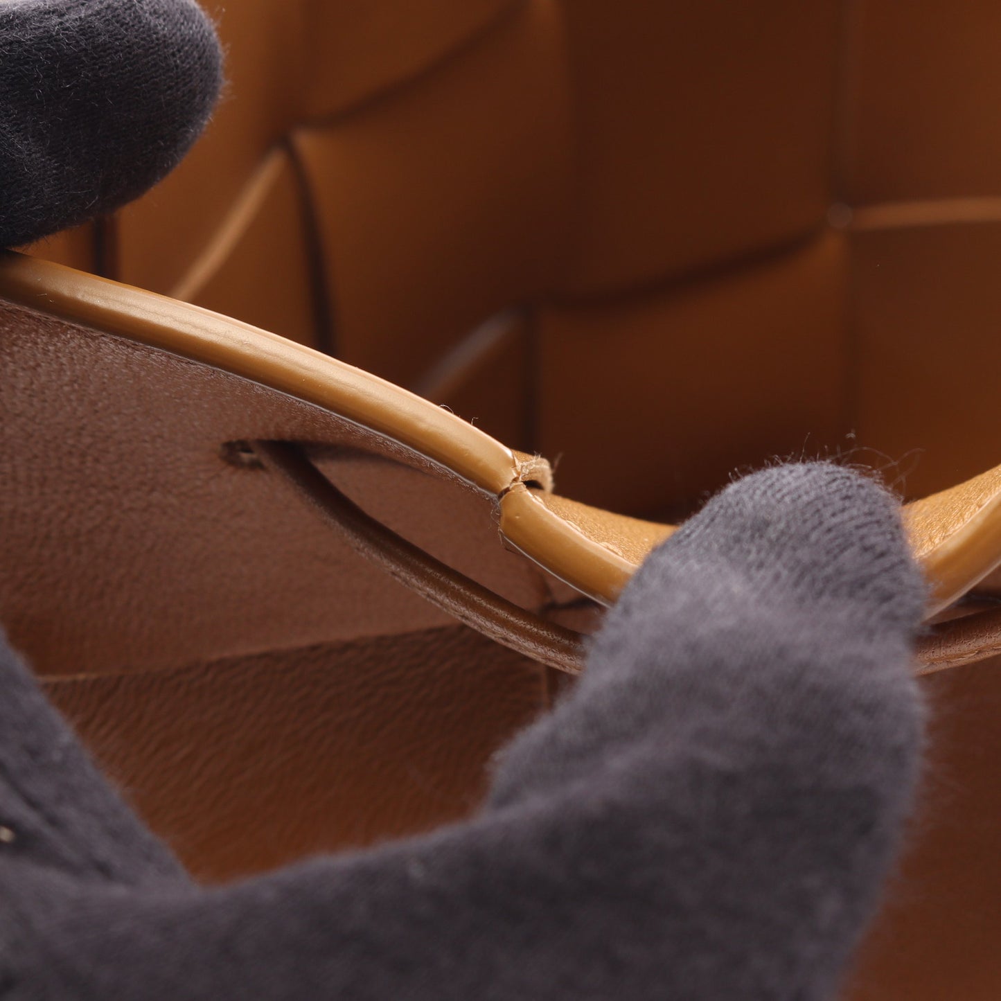 スモール カセット バケットバッグ ショルダーバッグ レザー ライトブラウン ボッテガヴェネタ バッグ BOTTEGA VENETA