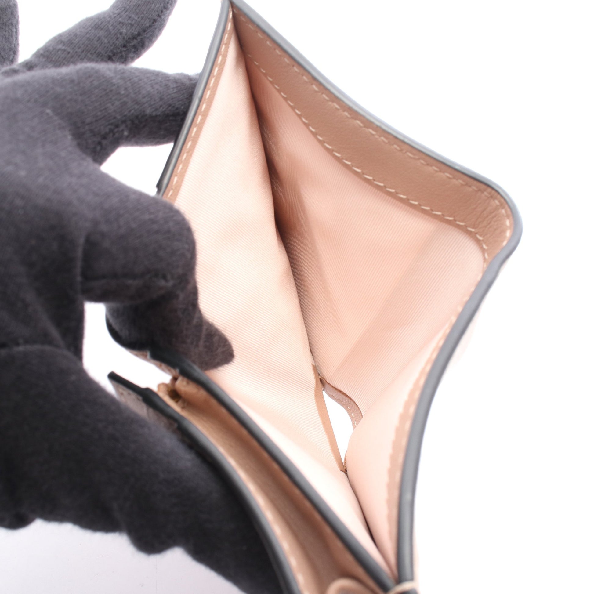 VLOGO SIGNATURE FLAP FRENCH 二つ折り財布 レザー ピンクベージュ ヴァレンティノガラヴァーニ 財布・小物 VALENTINO GARAVANI