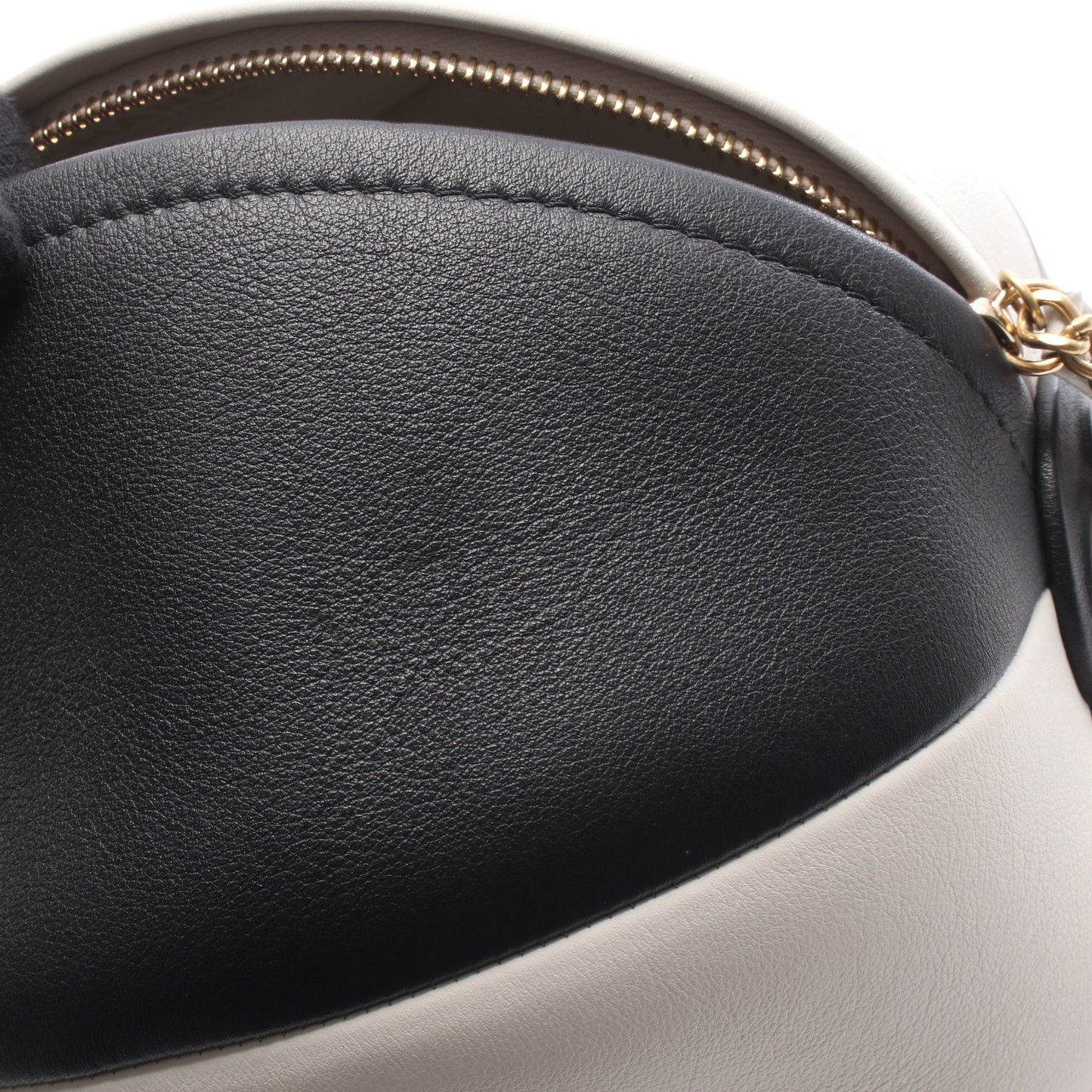 ビーチボール チェーンショルダーバッグ レザー ブラック ホワイト ゴールド金具 シャネル バッグ CHANEL