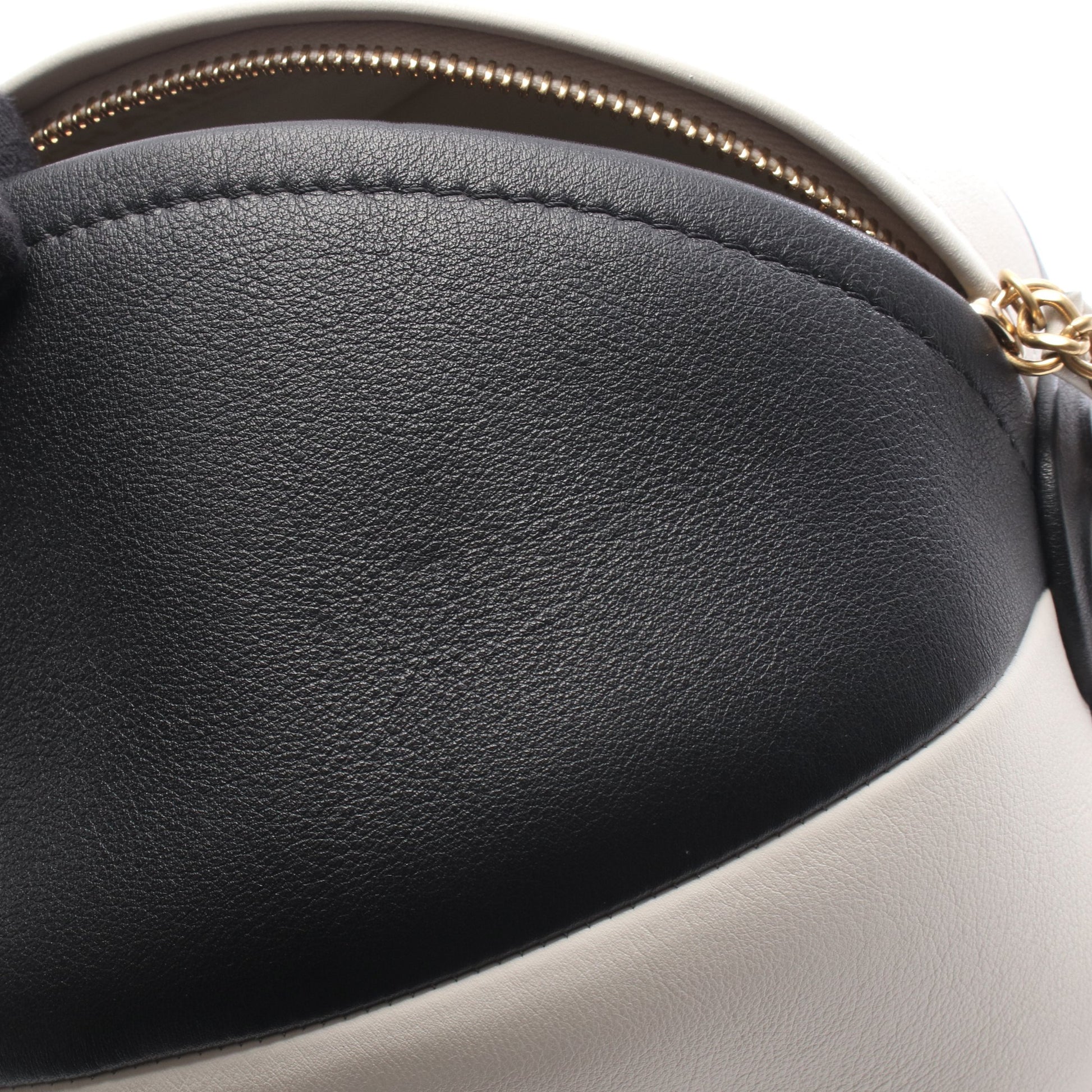 ビーチボール チェーンショルダーバッグ レザー ブラック ホワイト ゴールド金具 シャネル バッグ CHANEL