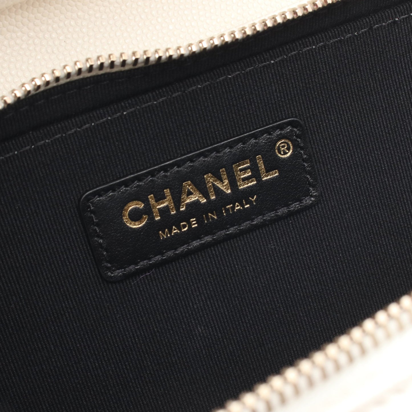 マトラッセ スモールフラップ チェーンショルダーバッグ キャビアスキン オフホワイト ゴールド金具 シャネル バッグ CHANEL