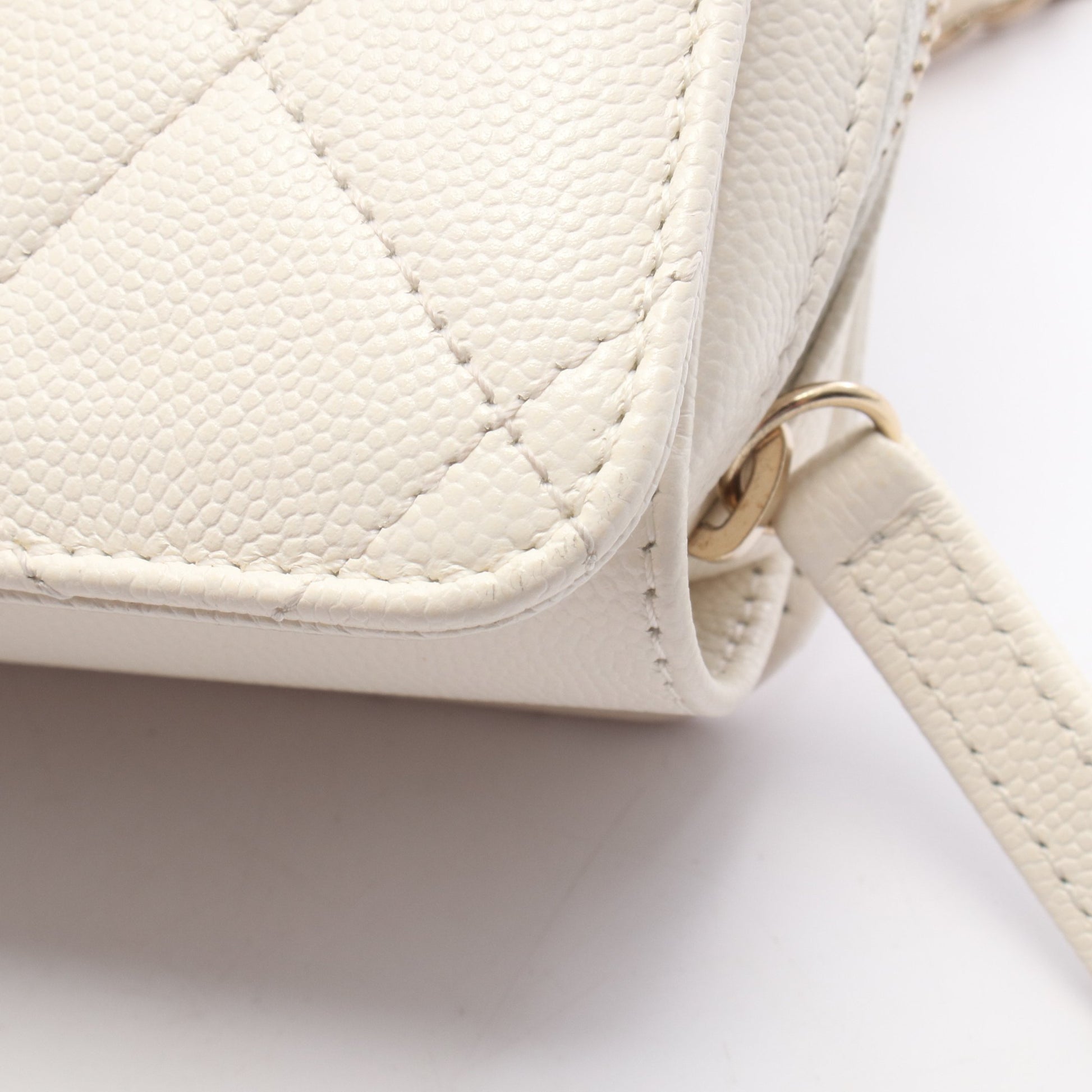 マトラッセ スモールフラップ チェーンショルダーバッグ キャビアスキン オフホワイト ゴールド金具 シャネル バッグ CHANEL