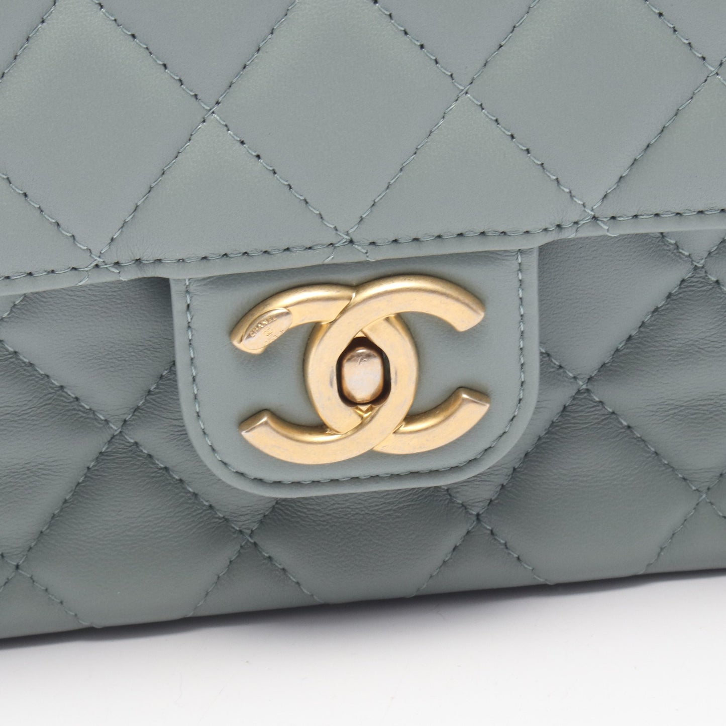 ミニマトラッセ チェーンショルダーバッグ レザー ブルーグレー ゴールド金具 シャネル バッグ CHANEL