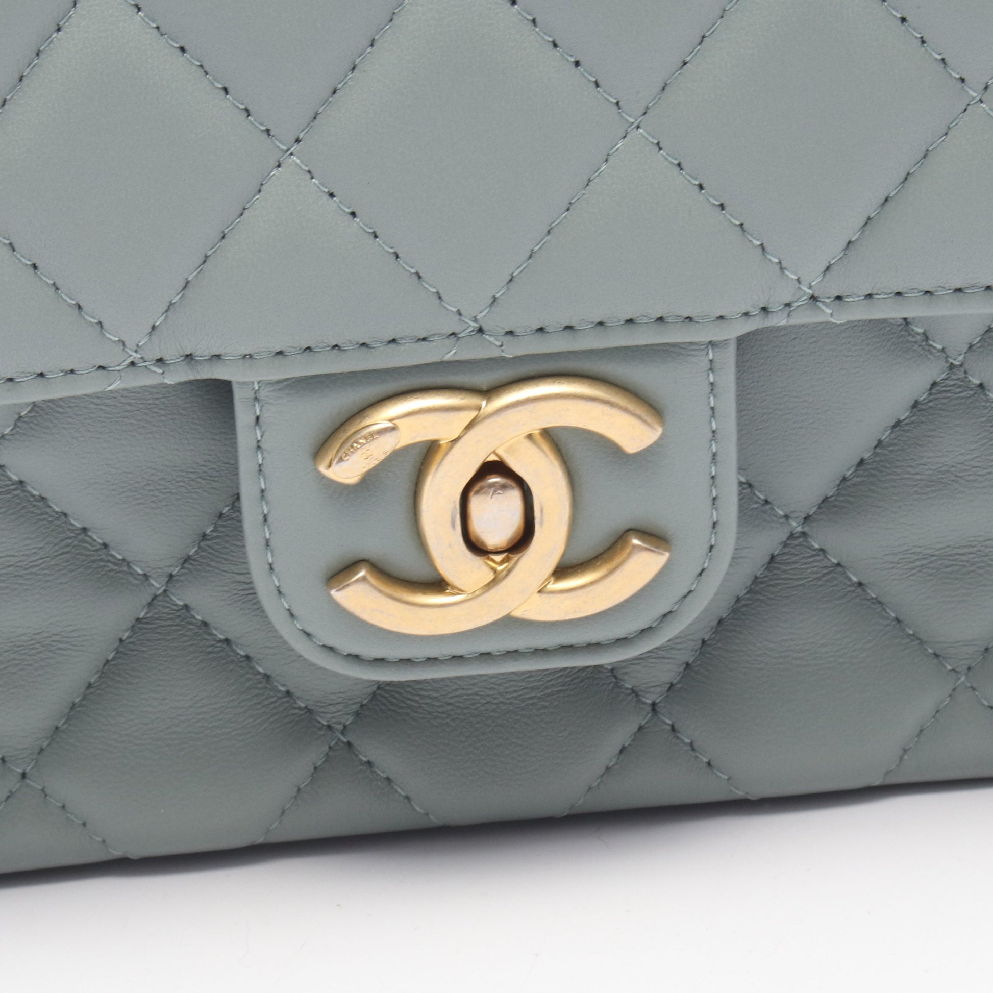 ミニマトラッセ チェーンショルダーバッグ レザー ブルーグレー ゴールド金具 シャネル バッグ CHANEL