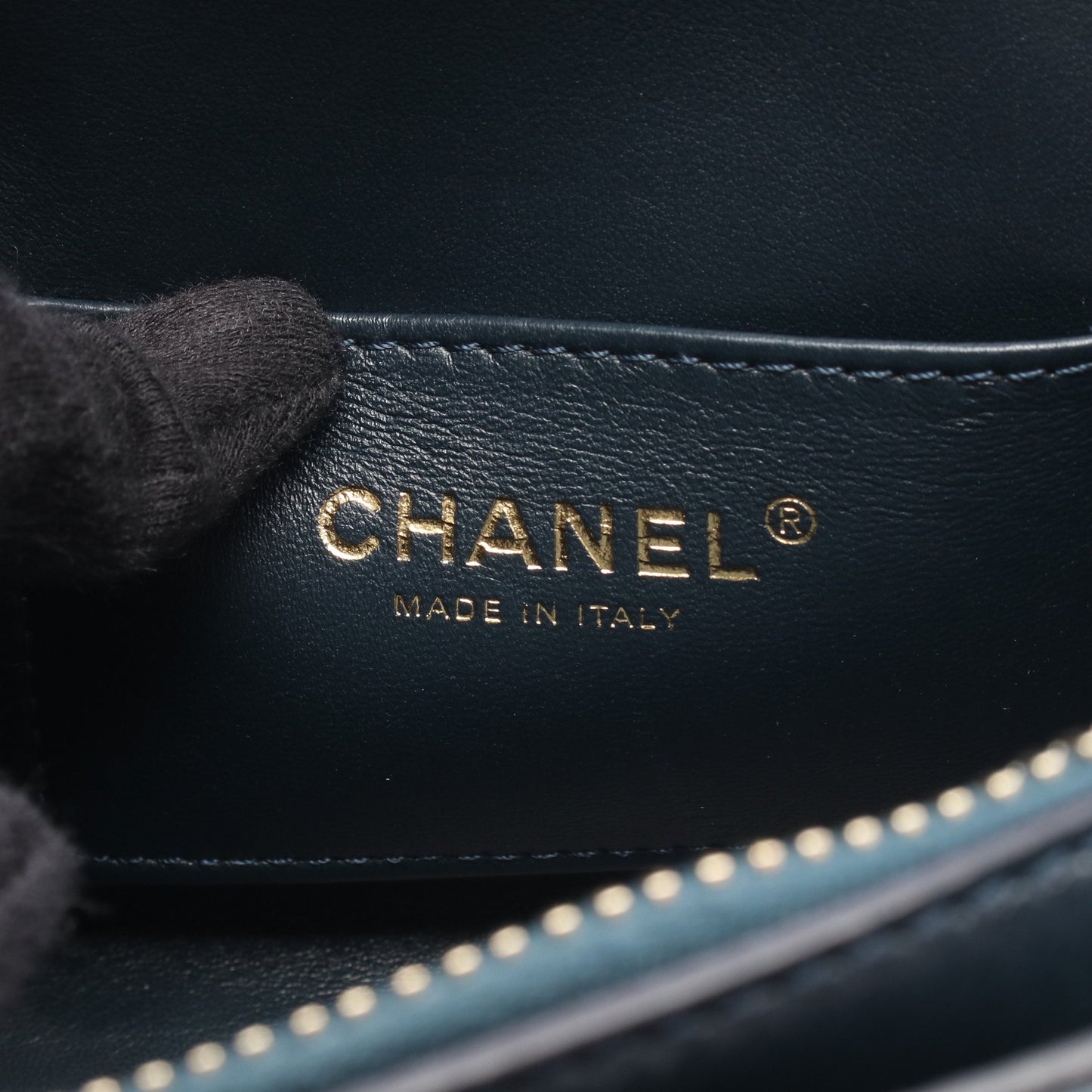 シェブロン Vステッチ メダル チェーンショルダーバッグ レザー ダークグリーン ゴールド金具 シャネル バッグ CHANEL