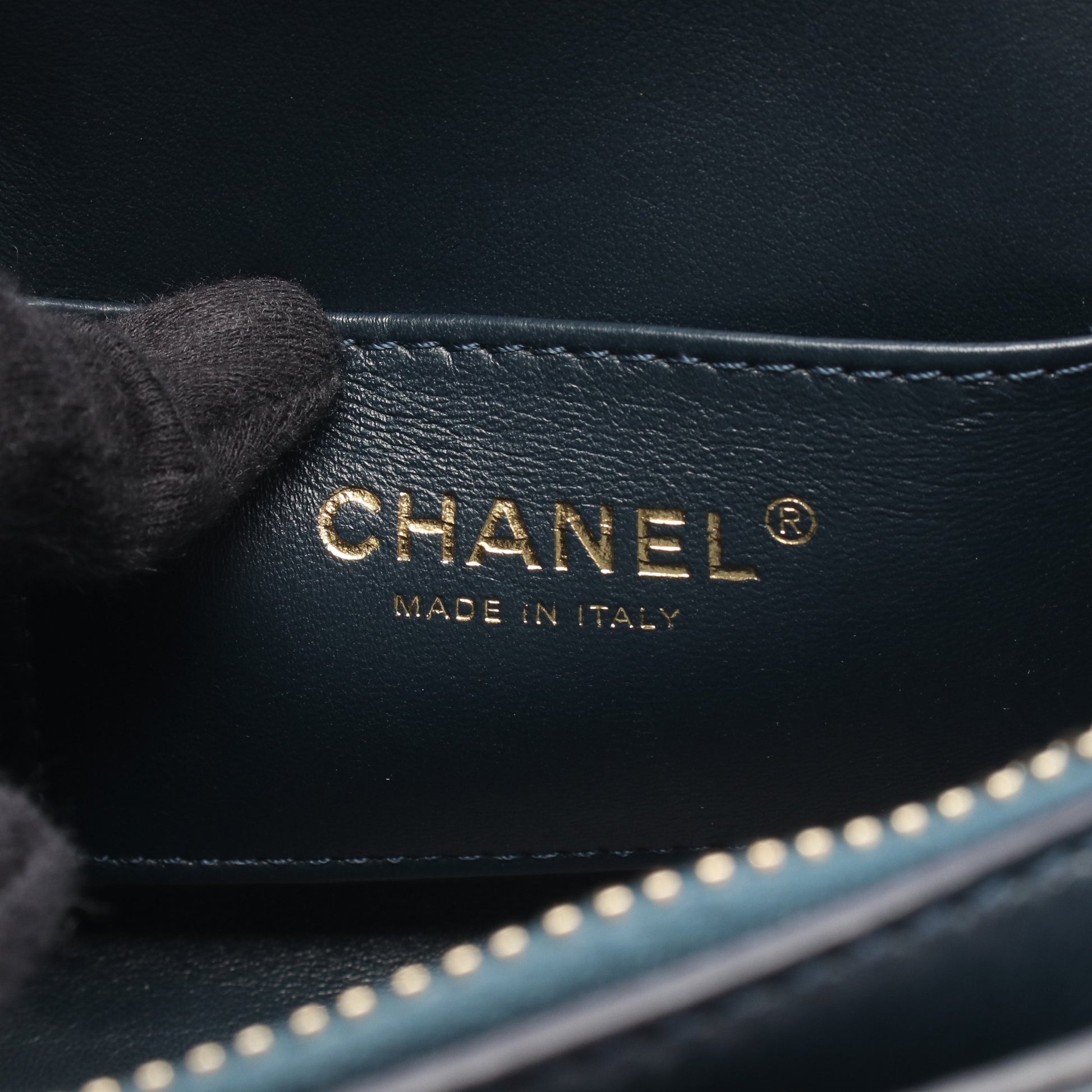 シェブロン Vステッチ メダル チェーンショルダーバッグ レザー ダークグリーン ゴールド金具 シャネル バッグ CHANEL