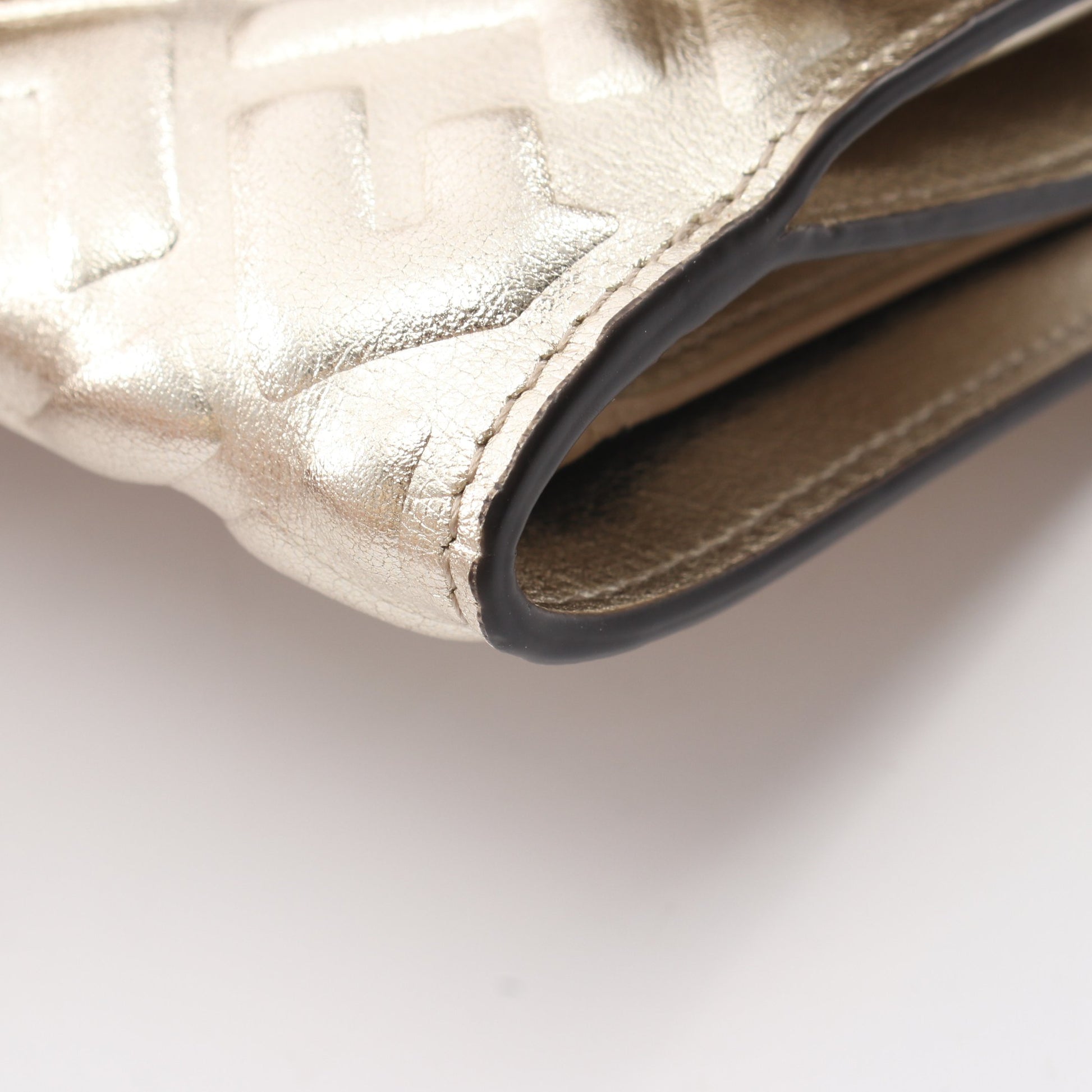 バゲット ミディアム FFエンボス 二つ折り財布 Wホック財布 レザー シャンパンゴールド フェンディ 財布・小物 FENDI