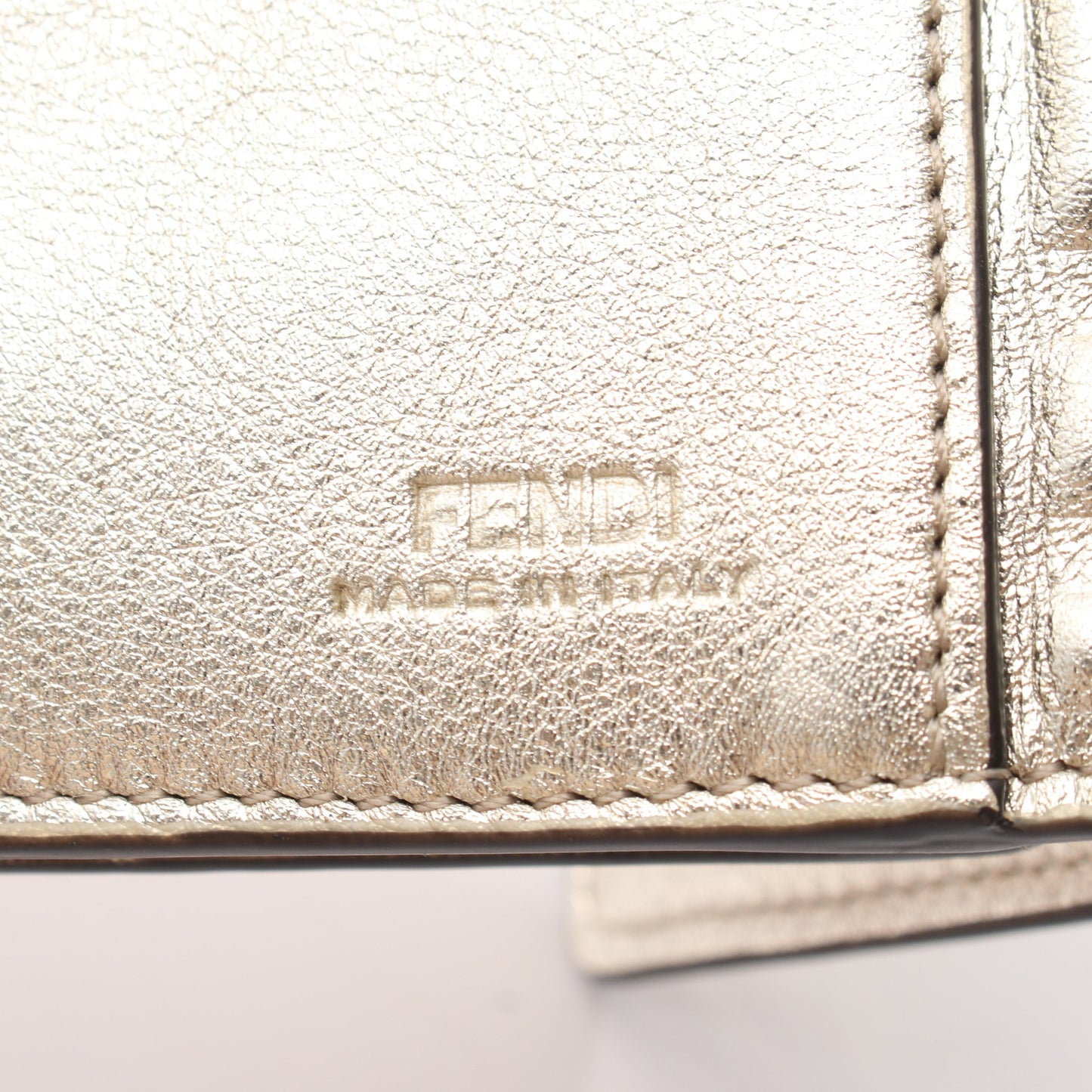 バゲット ミディアム FFエンボス 二つ折り財布 Wホック財布 レザー シャンパンゴールド フェンディ 財布・小物 FENDI