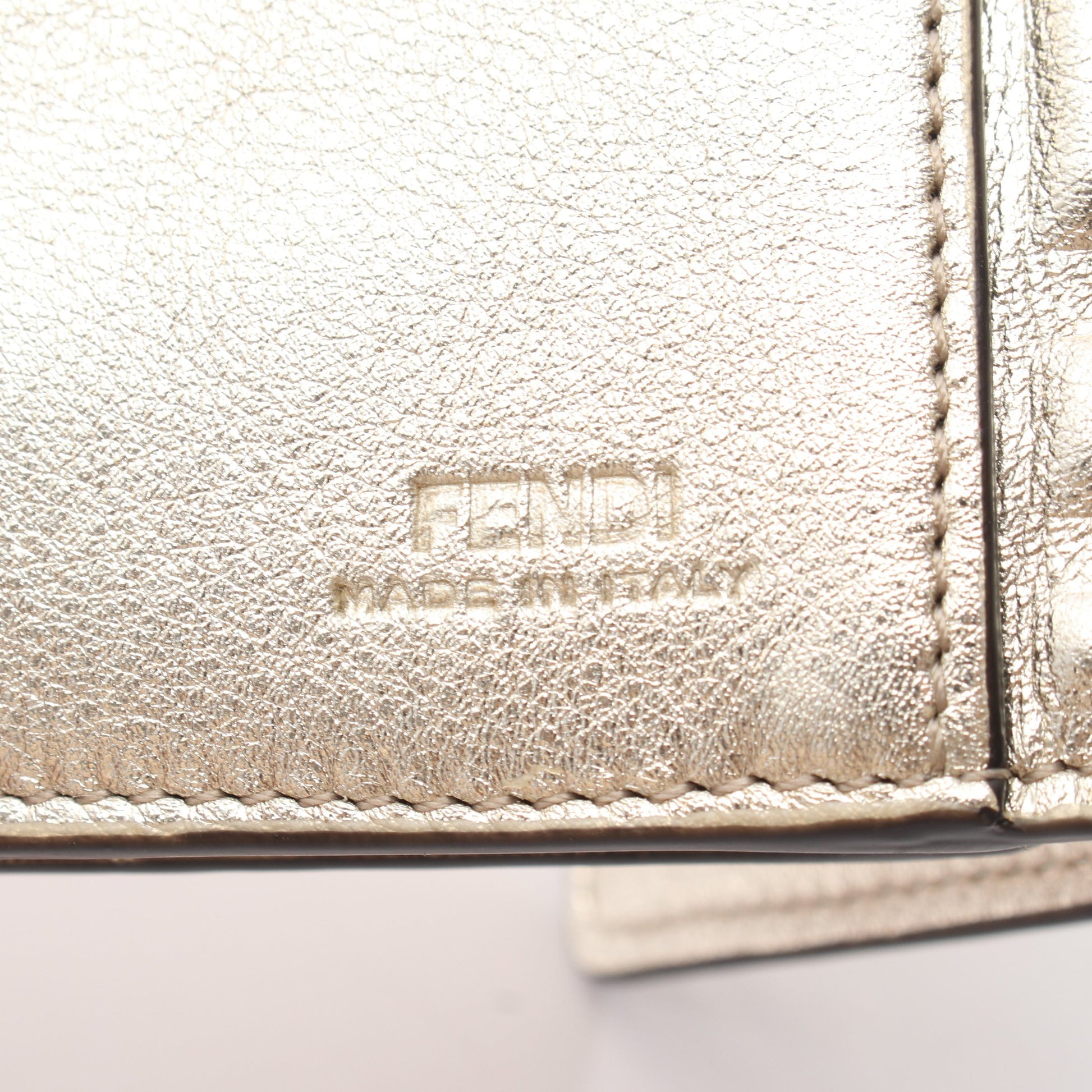 バゲット ミディアム FFエンボス 二つ折り財布 Wホック財布 レザー シャンパンゴールド フェンディ 財布・小物 FENDI