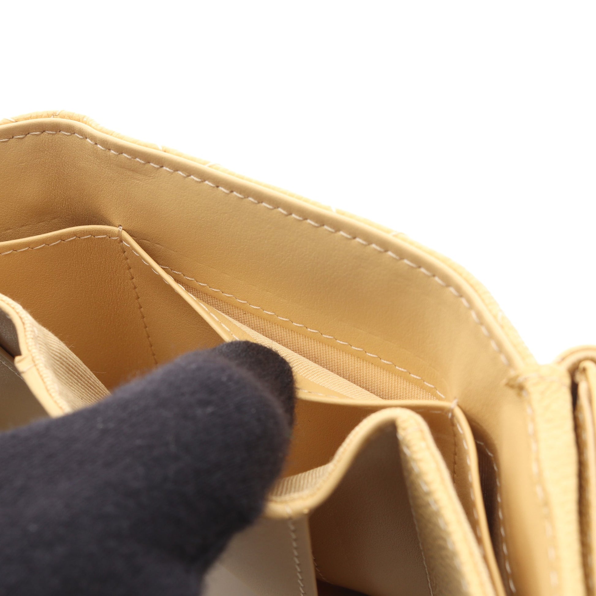 クラシック スモール フラップ ウォレット マトラッセ 三つ折り財布 キャビアスキン ベージュ ゴールド金具 シャネル 財布・小物 CHANEL