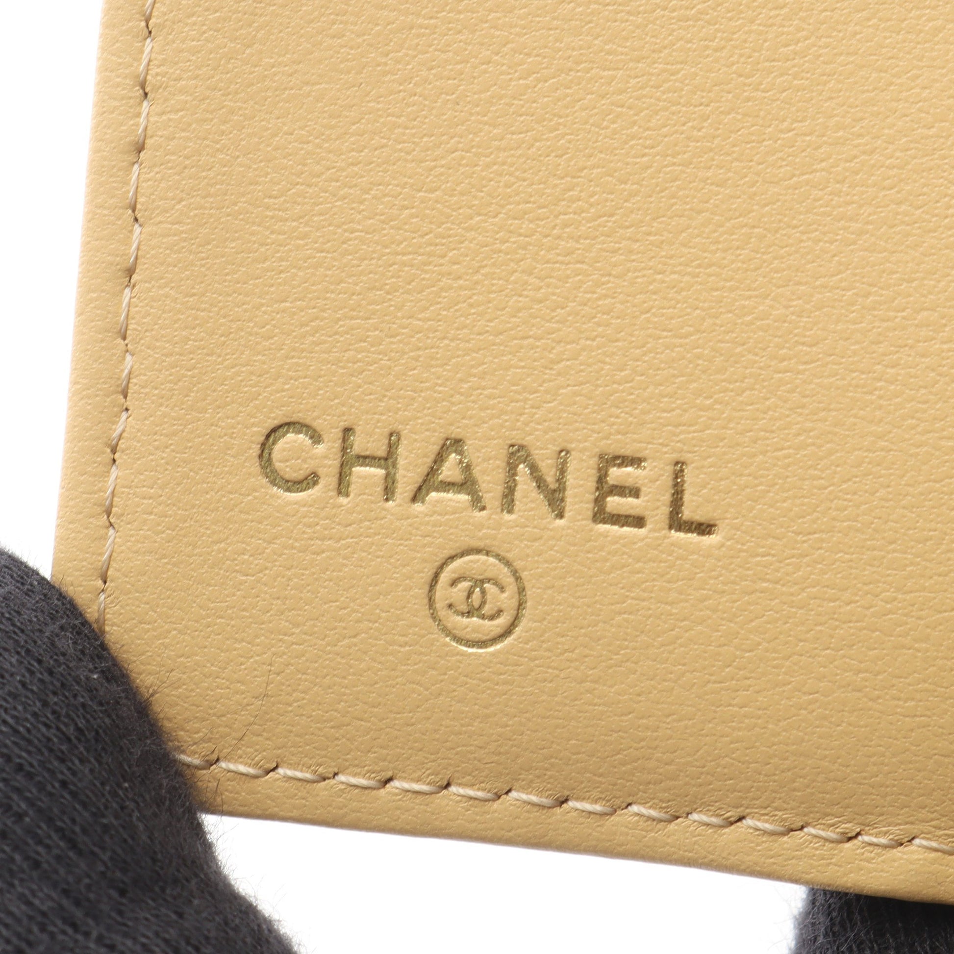 クラシック スモール フラップ ウォレット マトラッセ 三つ折り財布 キャビアスキン ベージュ ゴールド金具 シャネル 財布・小物 CHANEL