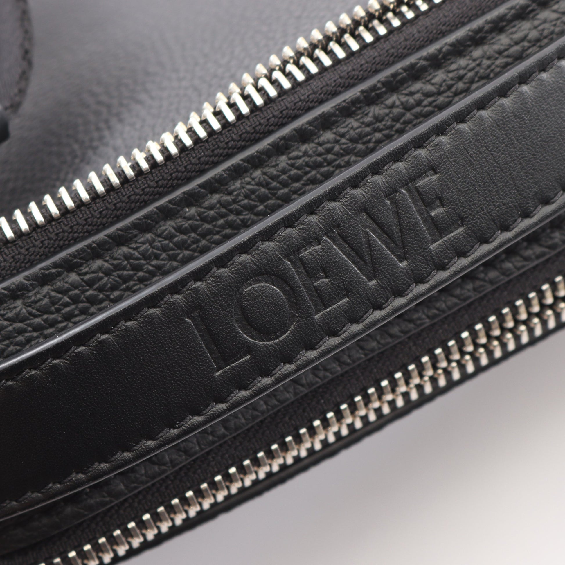 クロスボディ カメラバッグ ミニ 2WAY ハンドバッグ レザー ブラック ロエベ バッグ LOEWE