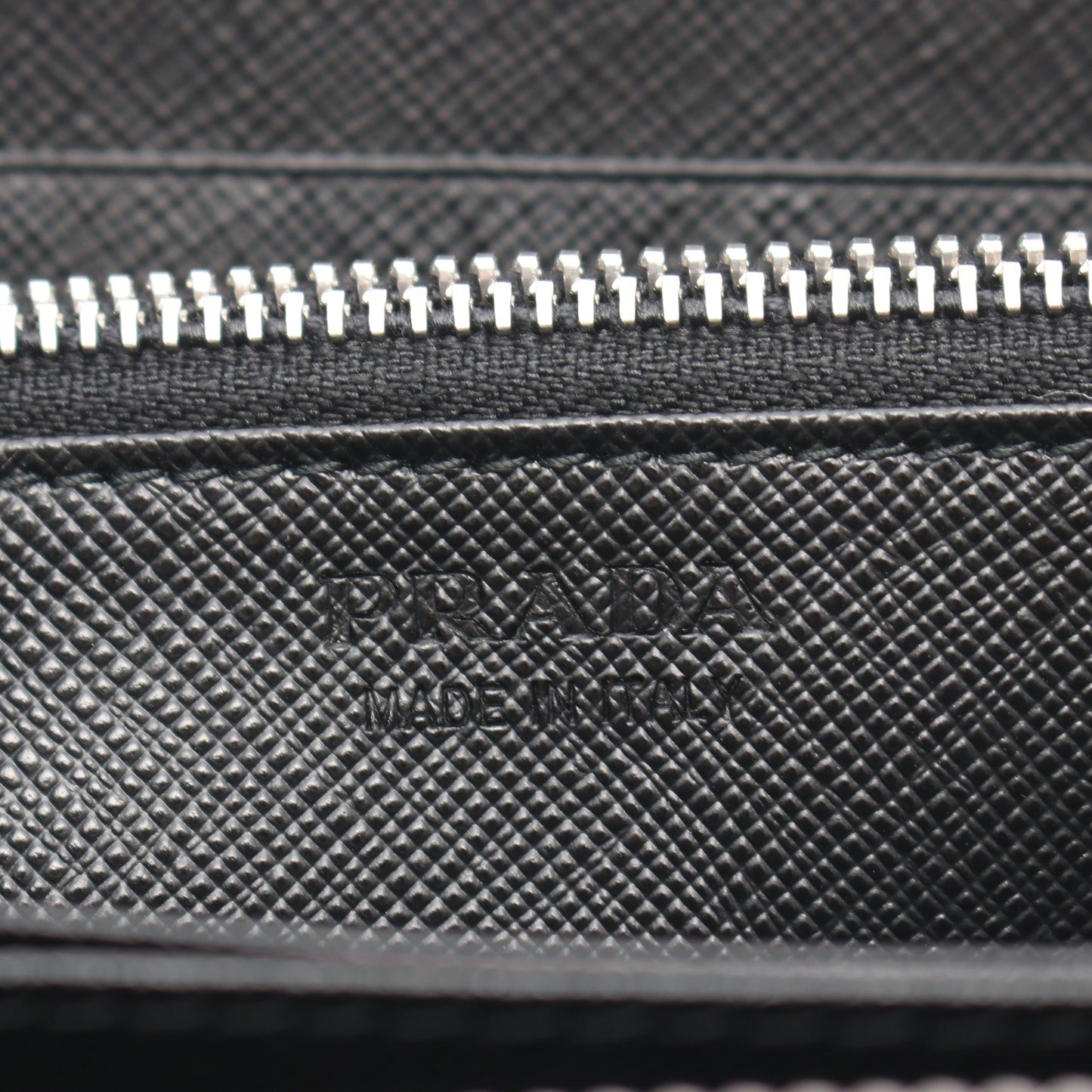 型押しロゴ ラウンドファスナー長財布 サフィアーノレザー ブラック プラダ 財布・小物 PRADA
