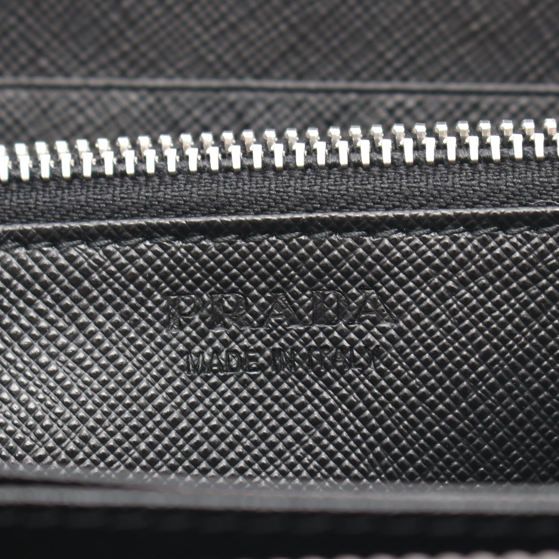 型押しロゴ ラウンドファスナー長財布 サフィアーノレザー ブラック プラダ 財布・小物 PRADA
