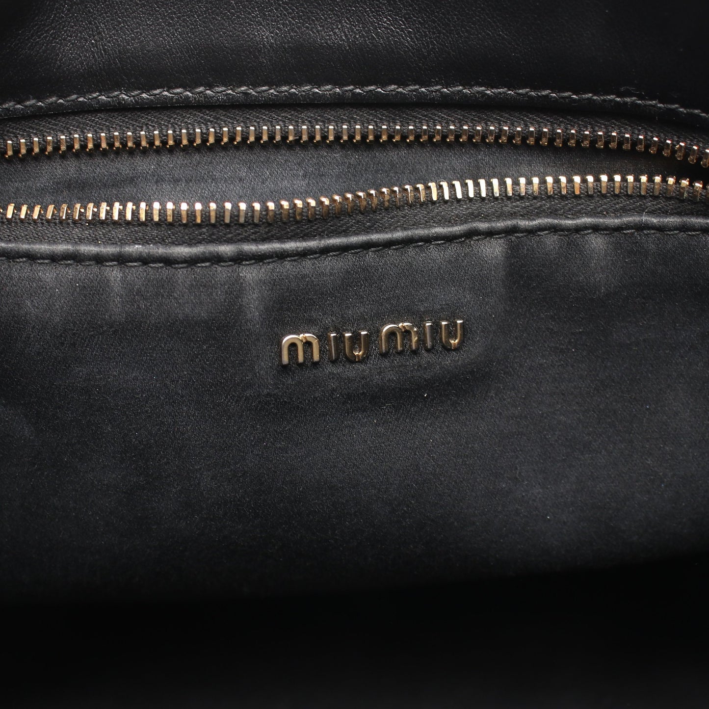 エンボスロゴ 2WAY ハンドバッグ レザー ブラック ミュウミュウ バッグ miu miu