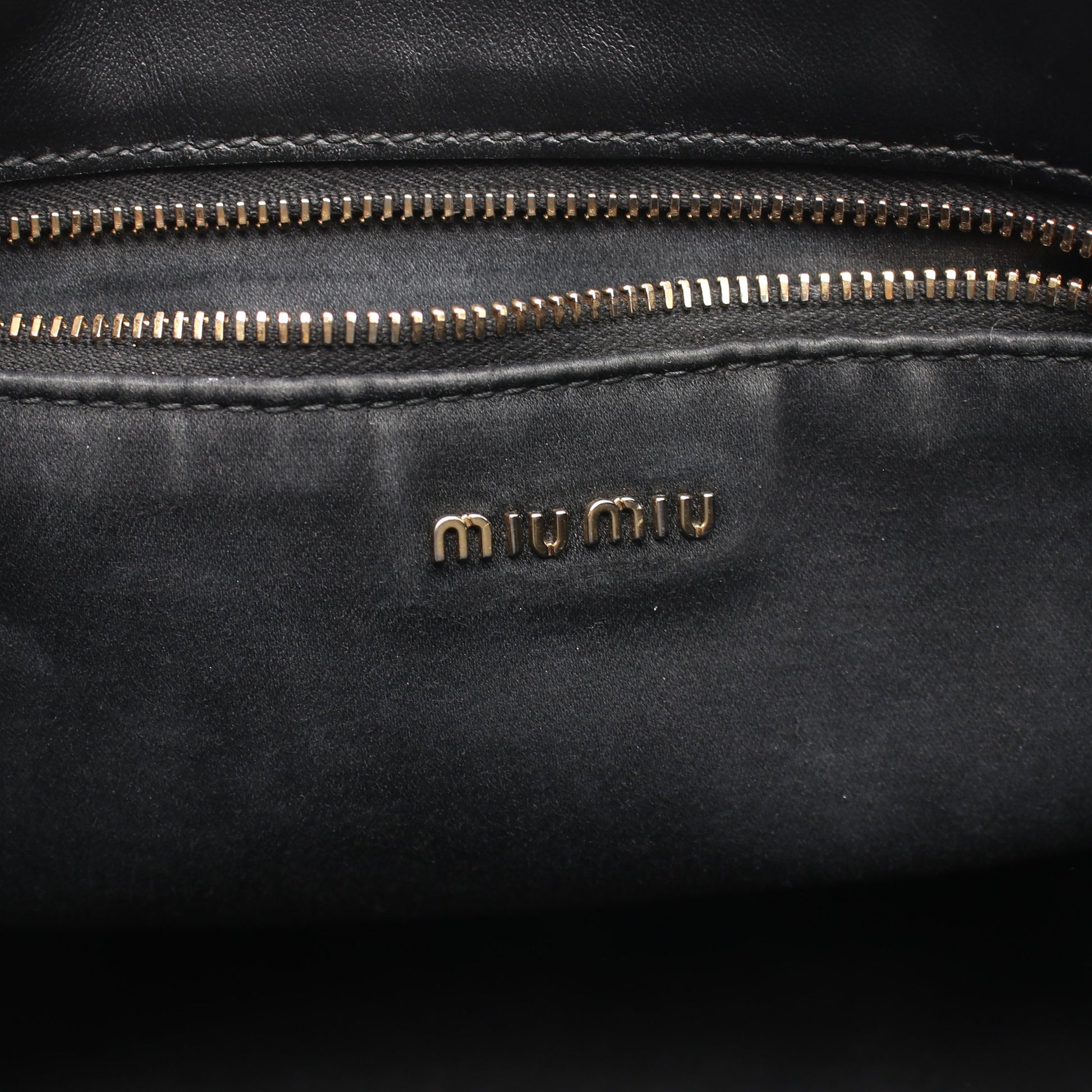 エンボスロゴ 2WAY ハンドバッグ レザー ブラック ミュウミュウ バッグ miu miu