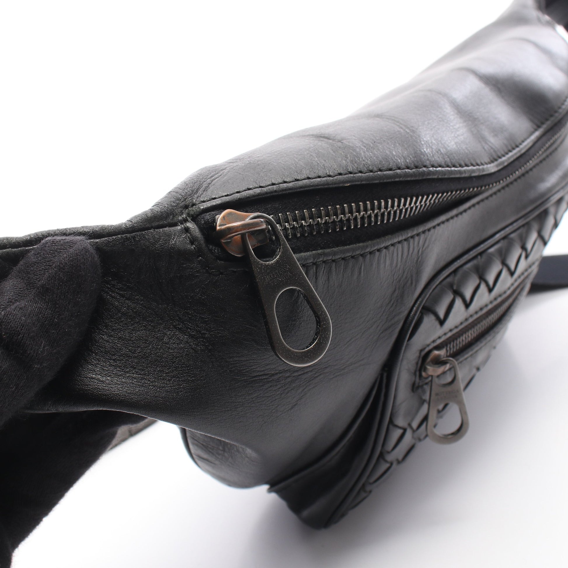 イントレチャート ボディバッグ レザー ブラック ボッテガヴェネタ バッグ BOTTEGA VENETA