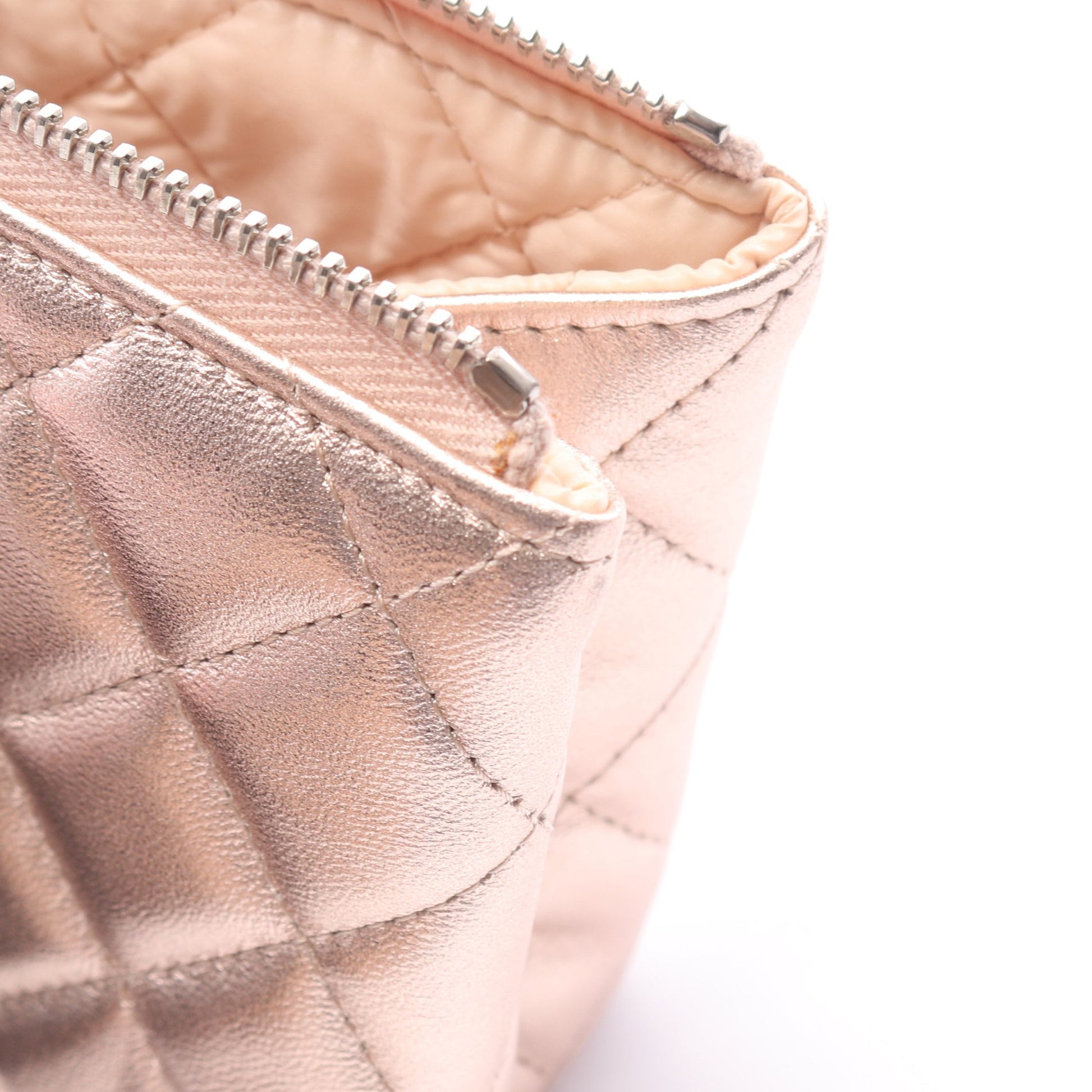 マトラッセ メタリック ポーチ ラムスキン ライトピンク シルバー金具 シャネル 財布・小物 CHANEL