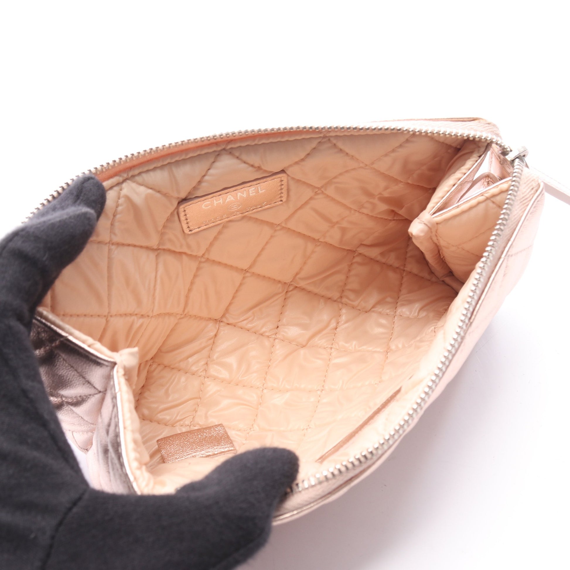 マトラッセ メタリック ポーチ ラムスキン ライトピンク シルバー金具 シャネル 財布・小物 CHANEL