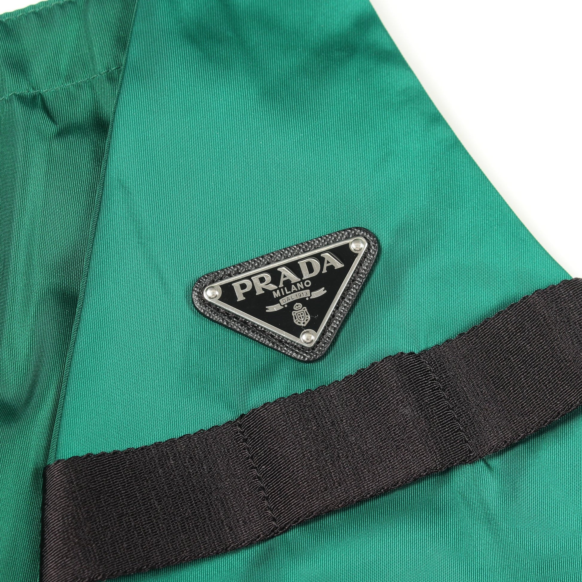Re-Nylon 三角プレート ノースリーブ ワンピース ナイロン グリーン プラダ ワンピース PRADA