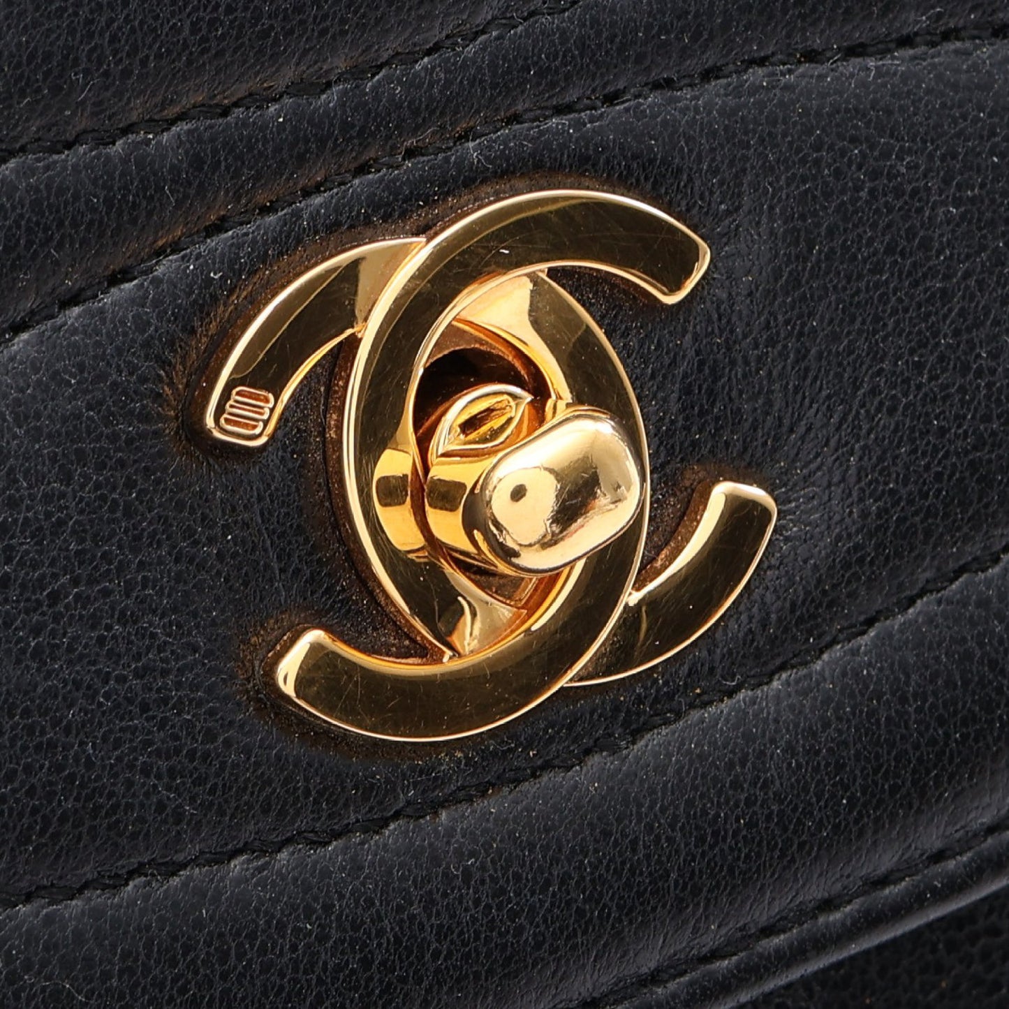 チェーンショルダーバッグ ラムスキン ブラック ゴールド金具 シャネル バッグ CHANEL