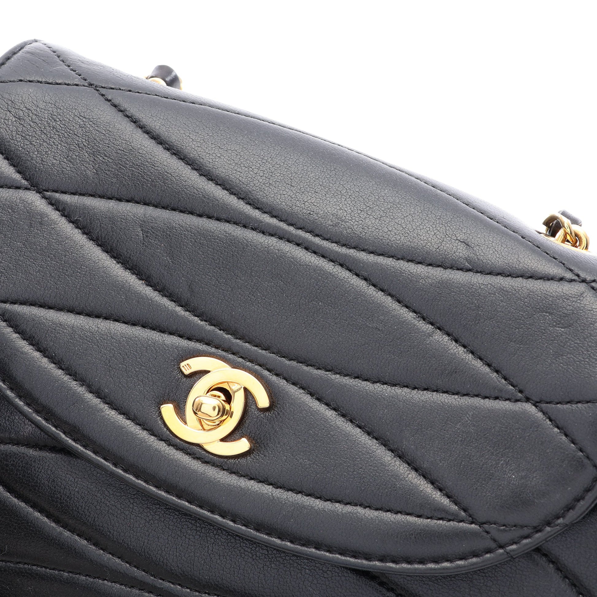 チェーンショルダーバッグ ラムスキン ブラック ゴールド金具 シャネル バッグ CHANEL