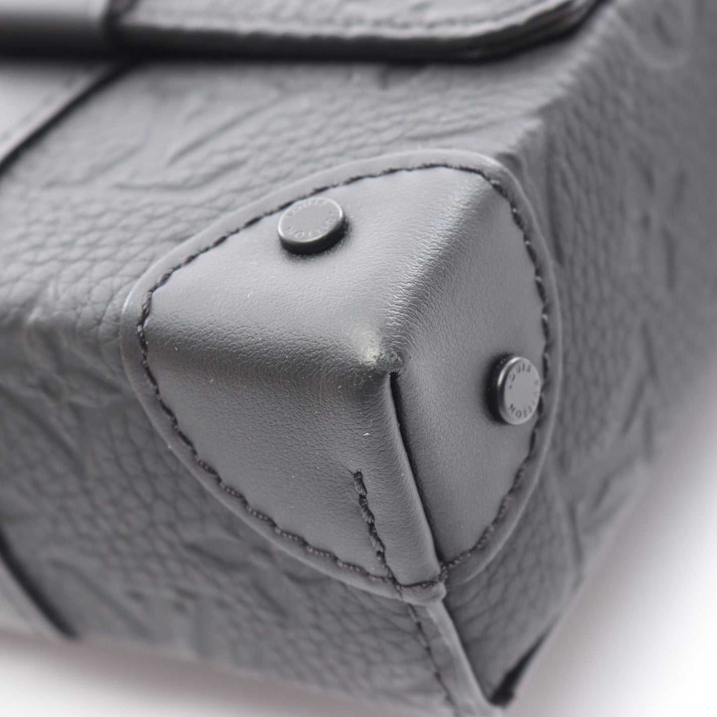 トランク メッセンジャーPM トリヨンモノグラム ショルダーバッグ トリヨンレザー ブラック ルイヴィトン バッグ LOUIS VUITTON