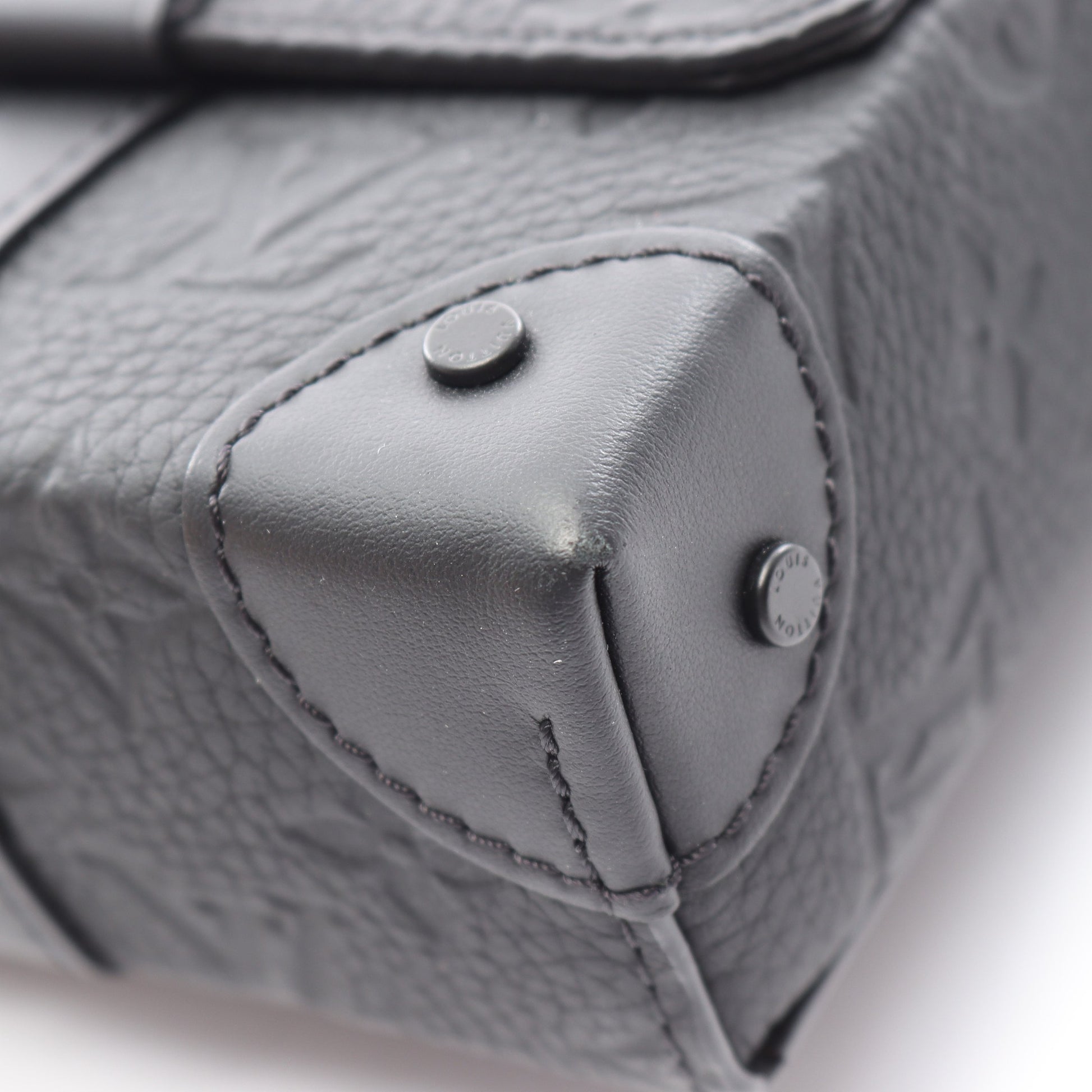 トランク メッセンジャーPM トリヨンモノグラム ショルダーバッグ トリヨンレザー ブラック ルイヴィトン バッグ LOUIS VUITTON